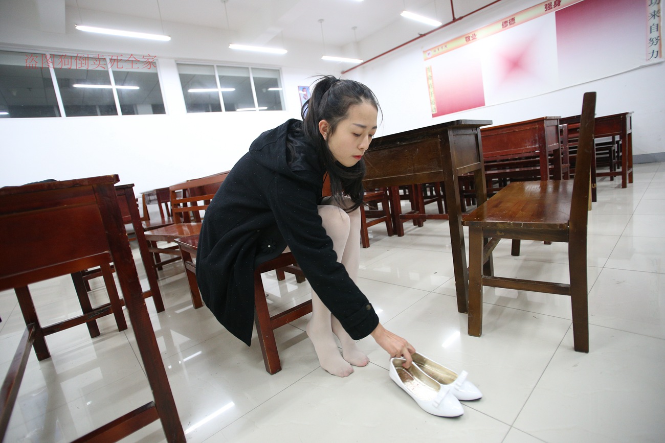 图片[247]-大西瓜爱牙膏-早期作品-Z4-4 教室电梯白袜 [336P] – 速更版-美库