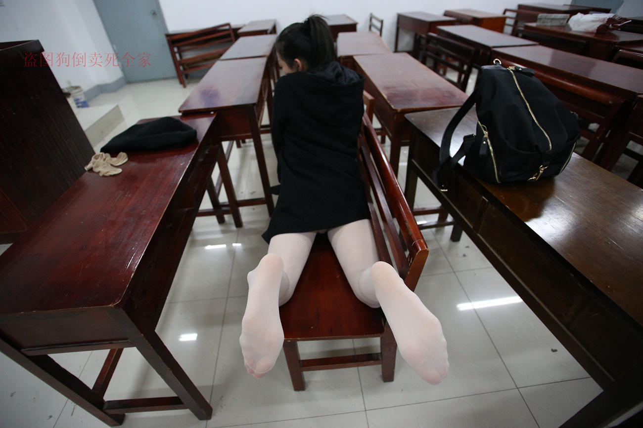 图片[302]-大西瓜爱牙膏-早期作品-Z4-4 教室电梯白袜 [336P] – 速更版-美库