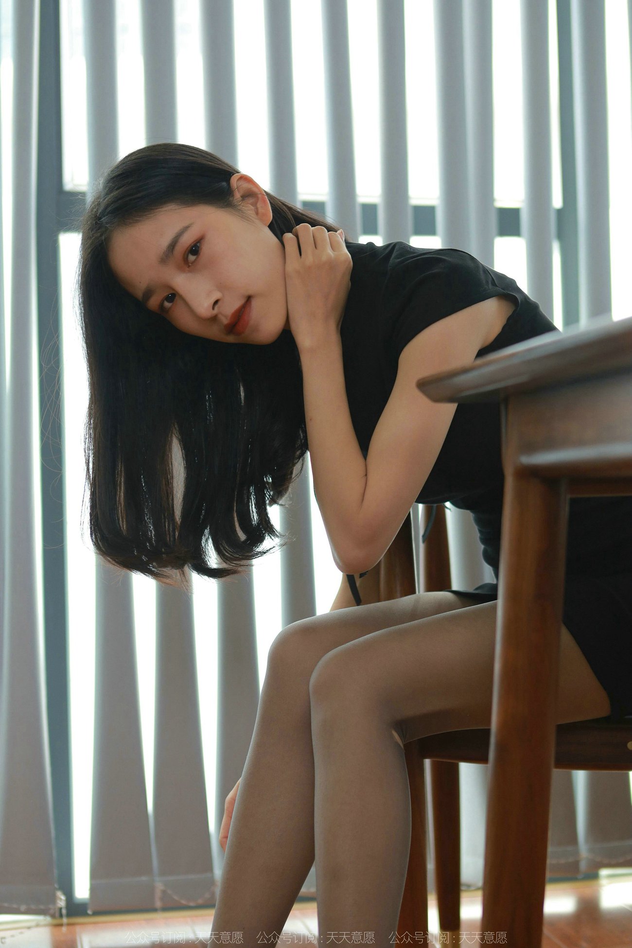 图片[15]-[IESS异思趣向] 2022.01.24 丝享家992：美子《办公桌下的红色》[106P] – 速更版-美库