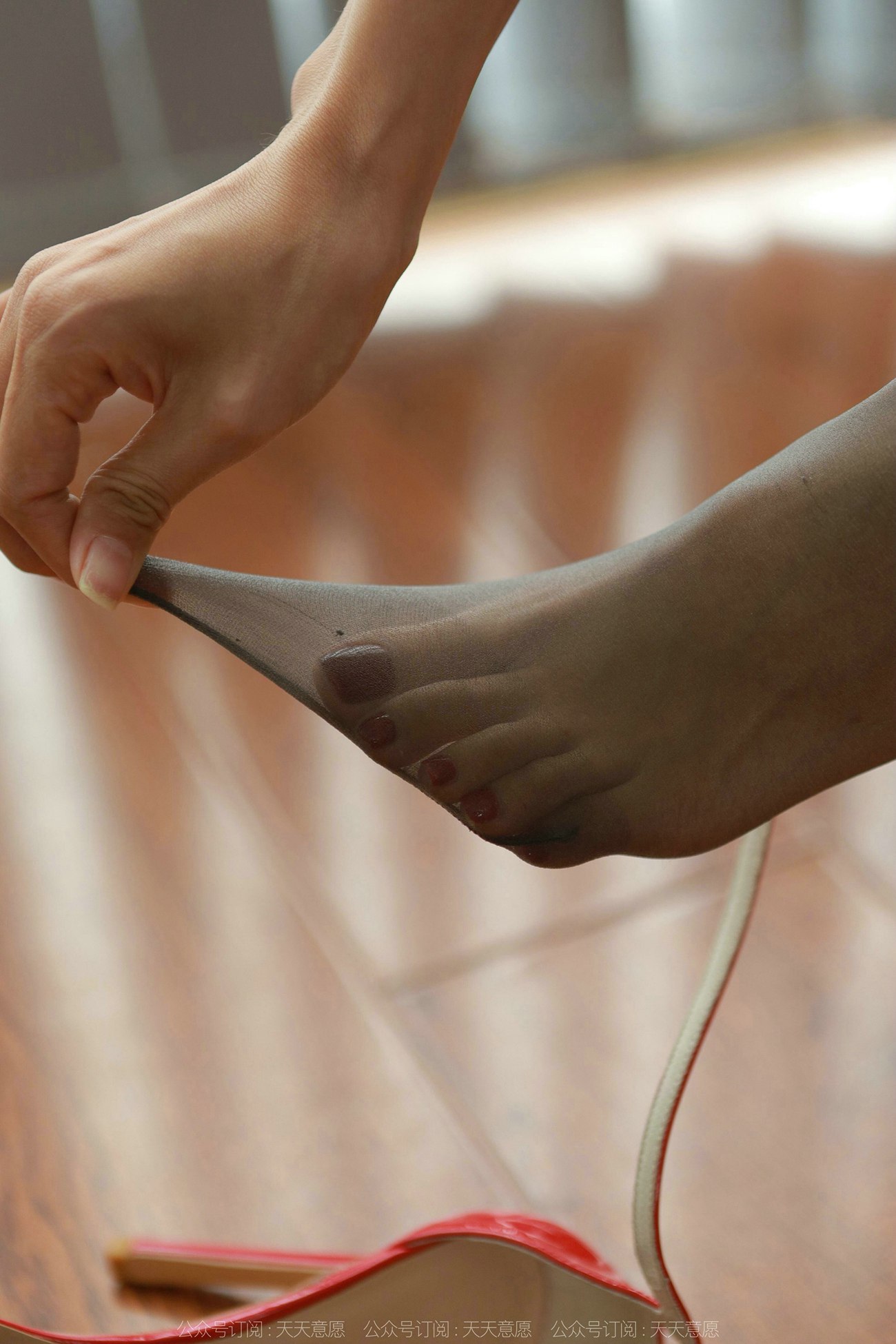 图片[28]-[IESS异思趣向] 2022.01.24 丝享家992：美子《办公桌下的红色》[106P] – 速更版-美库