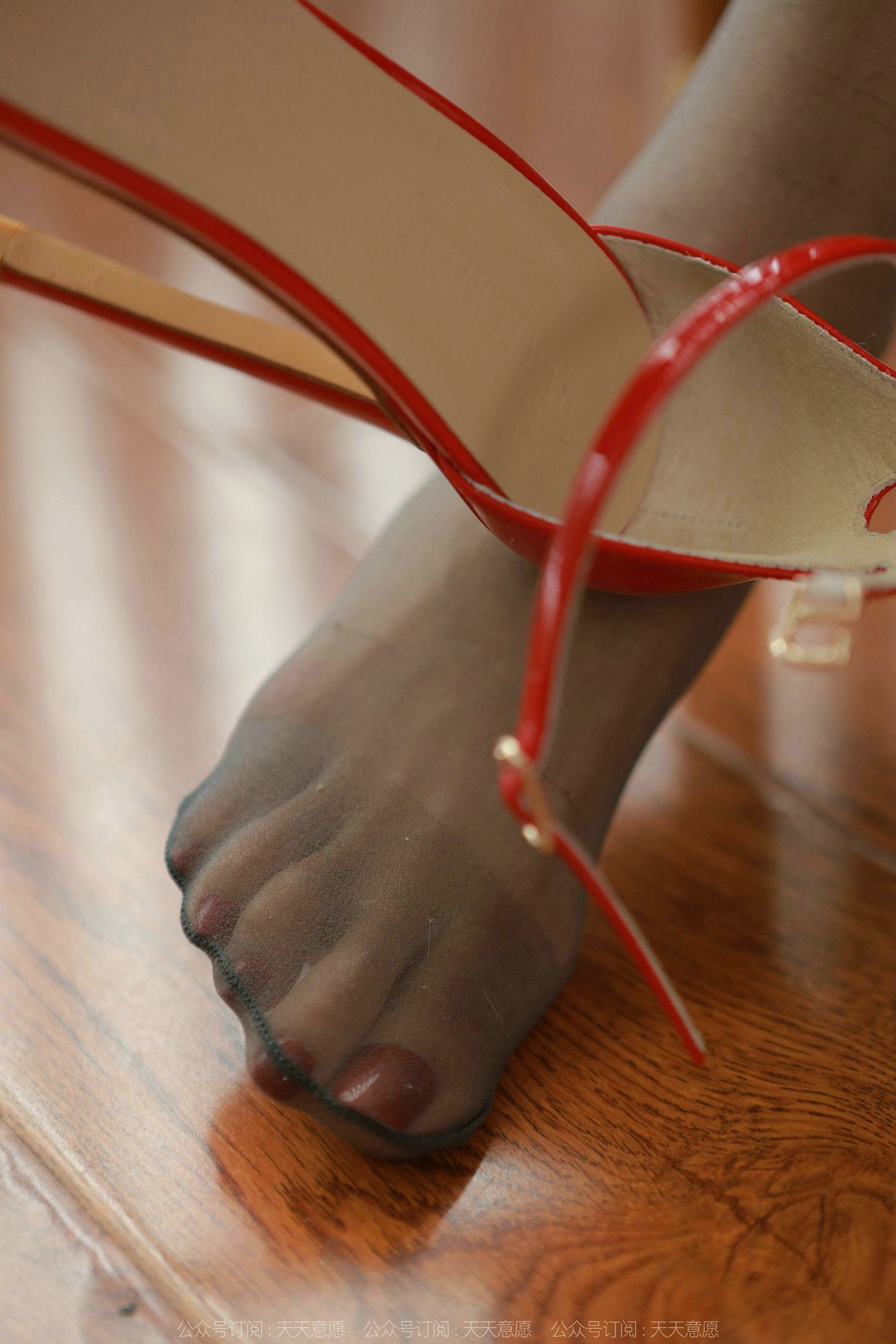 图片[71]-[IESS异思趣向] 2022.01.24 丝享家992：美子《办公桌下的红色》[106P] – 速更版-美库