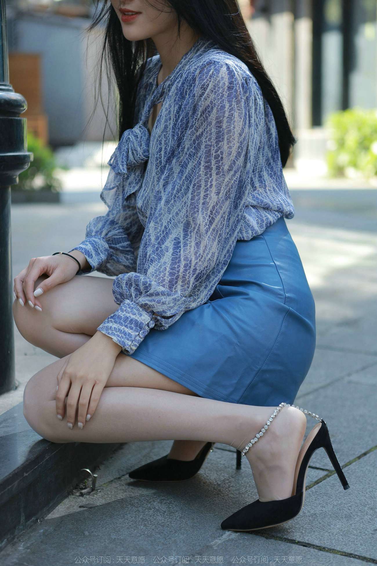 图片[37]-[IESS异思趣向] 2022.02.02 丝享家995：婉萍《油亮蓝色短裙》[95P] – 速更版-美库