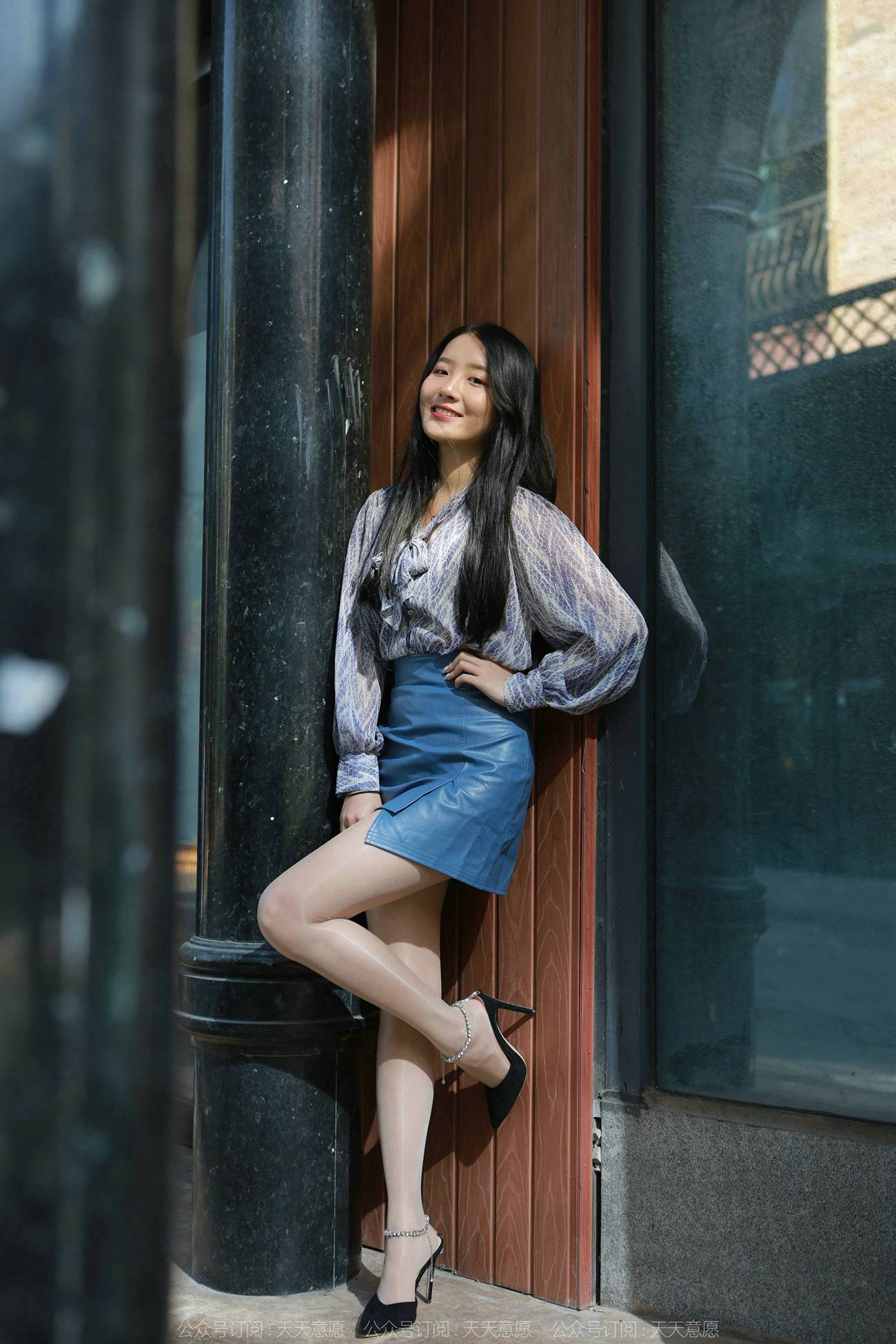 图片[50]-[IESS异思趣向] 2022.02.02 丝享家995：婉萍《油亮蓝色短裙》[95P] – 速更版-美库