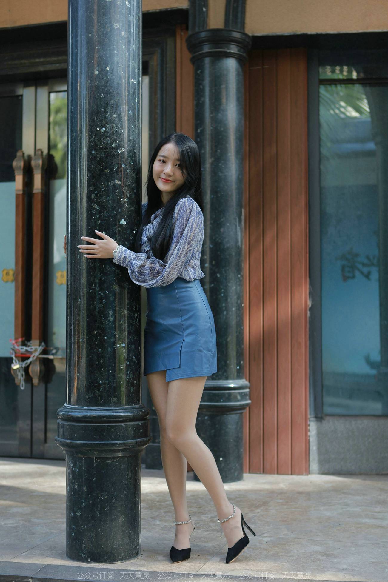 图片[51]-[IESS异思趣向] 2022.02.02 丝享家995：婉萍《油亮蓝色短裙》[95P] – 速更版-美库