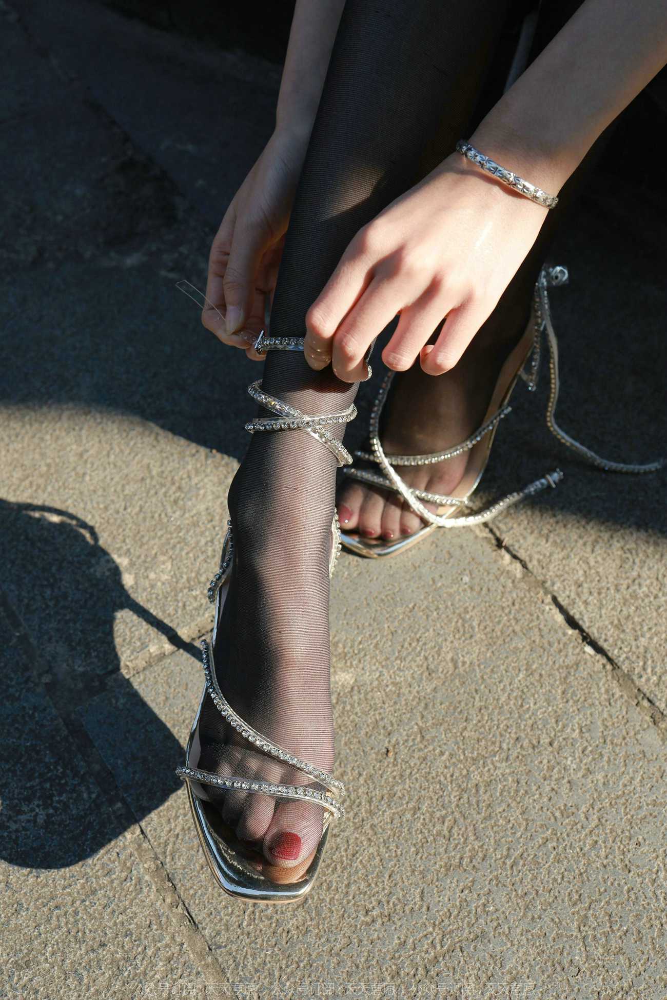 图片[32]-[IESS异思趣向] 2022.02.15 丝享家1005：团团《暖阳下的黑色丝念》[92P] – 速更版-美库