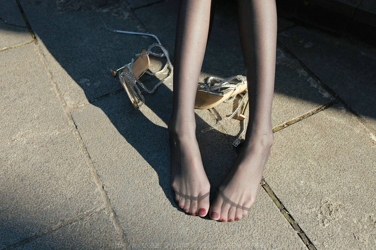 图片[37]-[IESS异思趣向] 2022.02.15 丝享家1005：团团《暖阳下的黑色丝念》[92P] – 速更版-美库