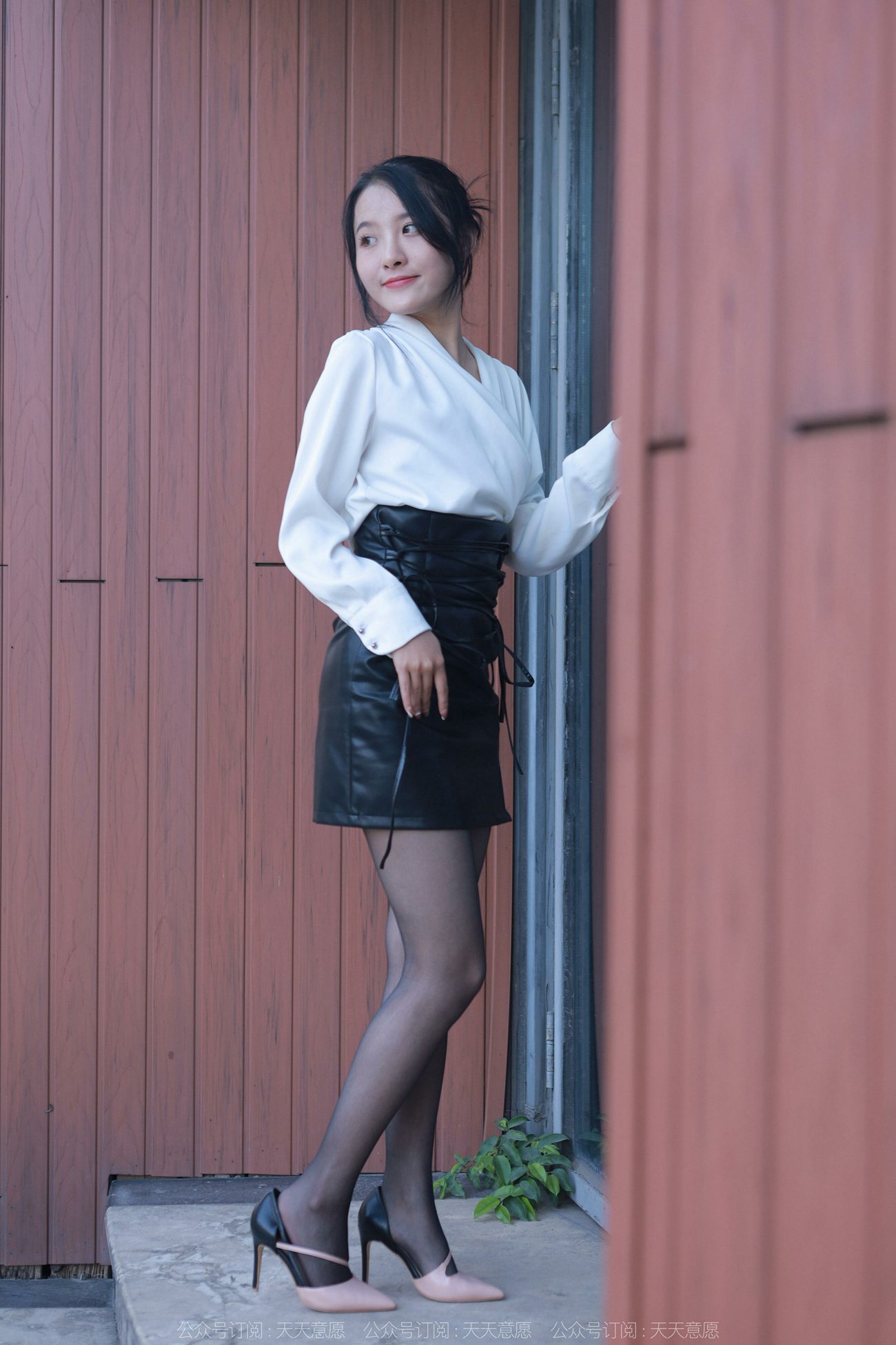 图片[25]-[IESS异思趣向]2022.04.01 丝享家1046：婉萍《嘿丝皮裙街拍》[87P] – 速更版-美库