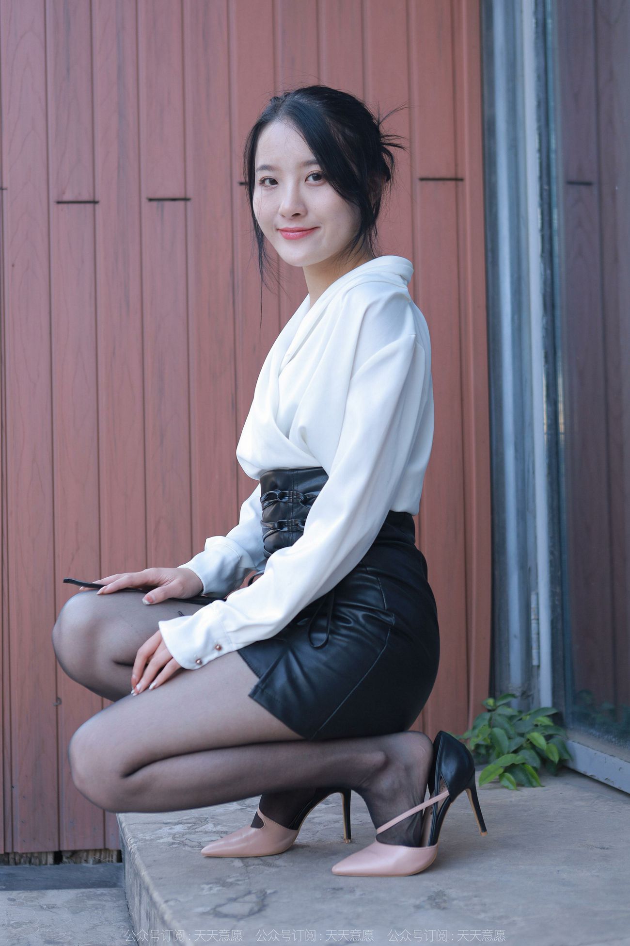 图片[28]-[IESS异思趣向]2022.04.01 丝享家1046：婉萍《嘿丝皮裙街拍》[87P] – 速更版-美库