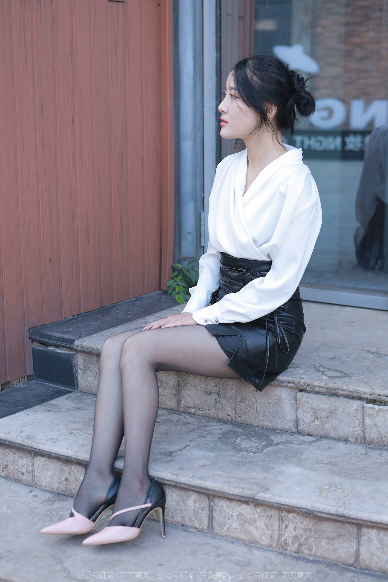 图片[30]-[IESS异思趣向]2022.04.01 丝享家1046：婉萍《嘿丝皮裙街拍》[87P] – 速更版-美库