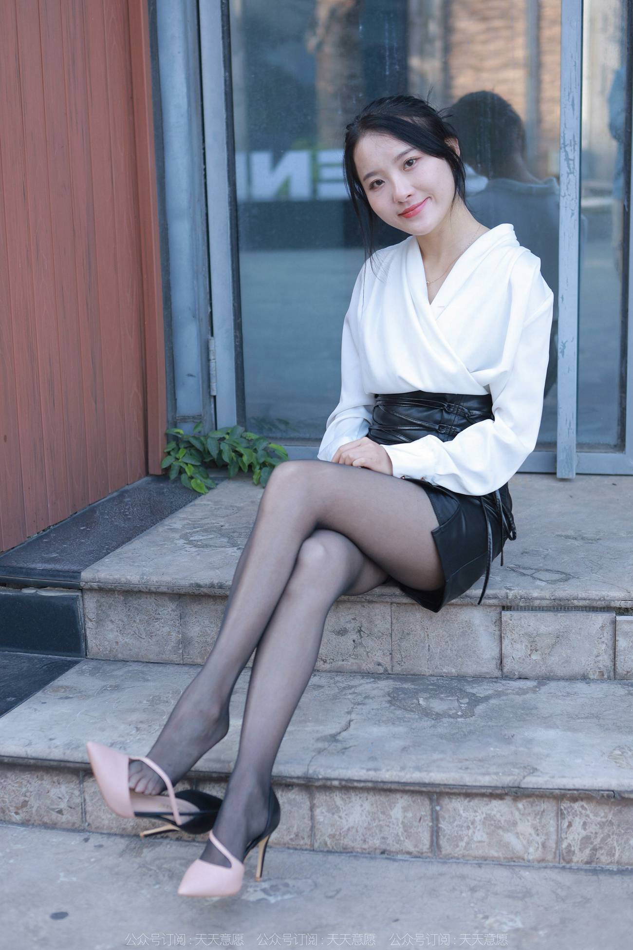 图片[39]-[IESS异思趣向]2022.04.01 丝享家1046：婉萍《嘿丝皮裙街拍》[87P] – 速更版-美库