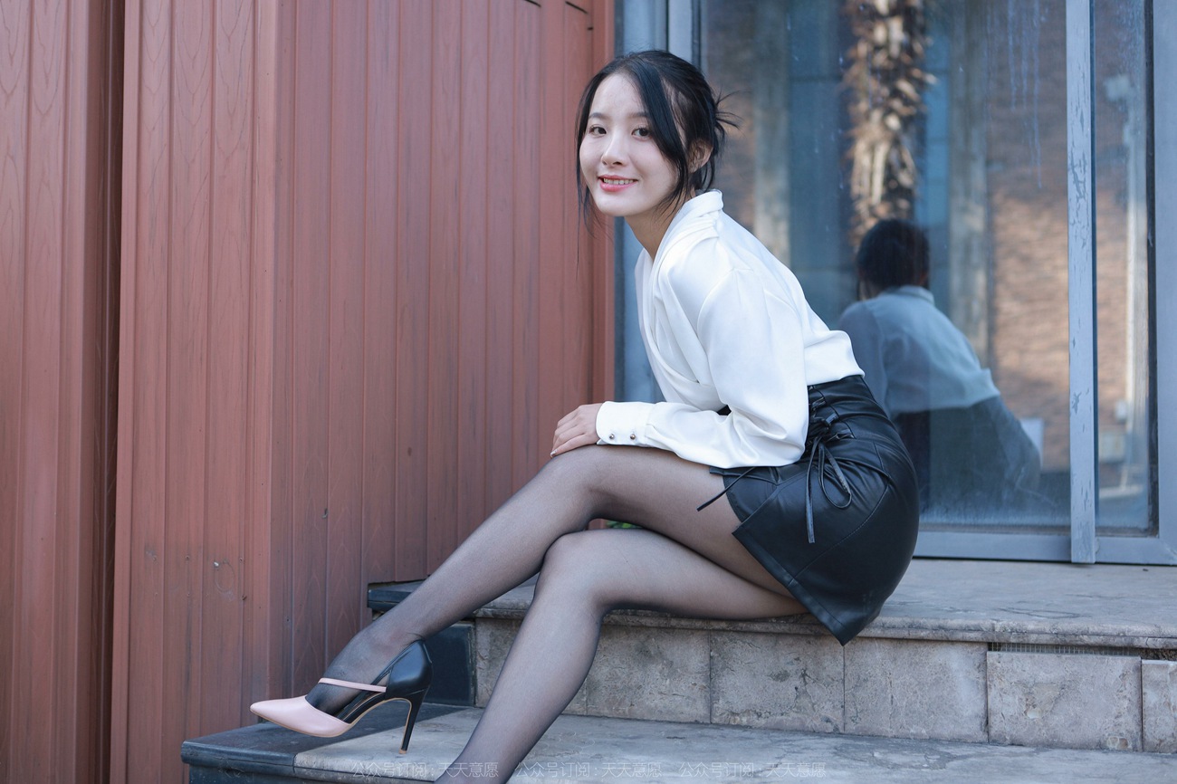 图片[43]-[IESS异思趣向]2022.04.01 丝享家1046：婉萍《嘿丝皮裙街拍》[87P] – 速更版-美库