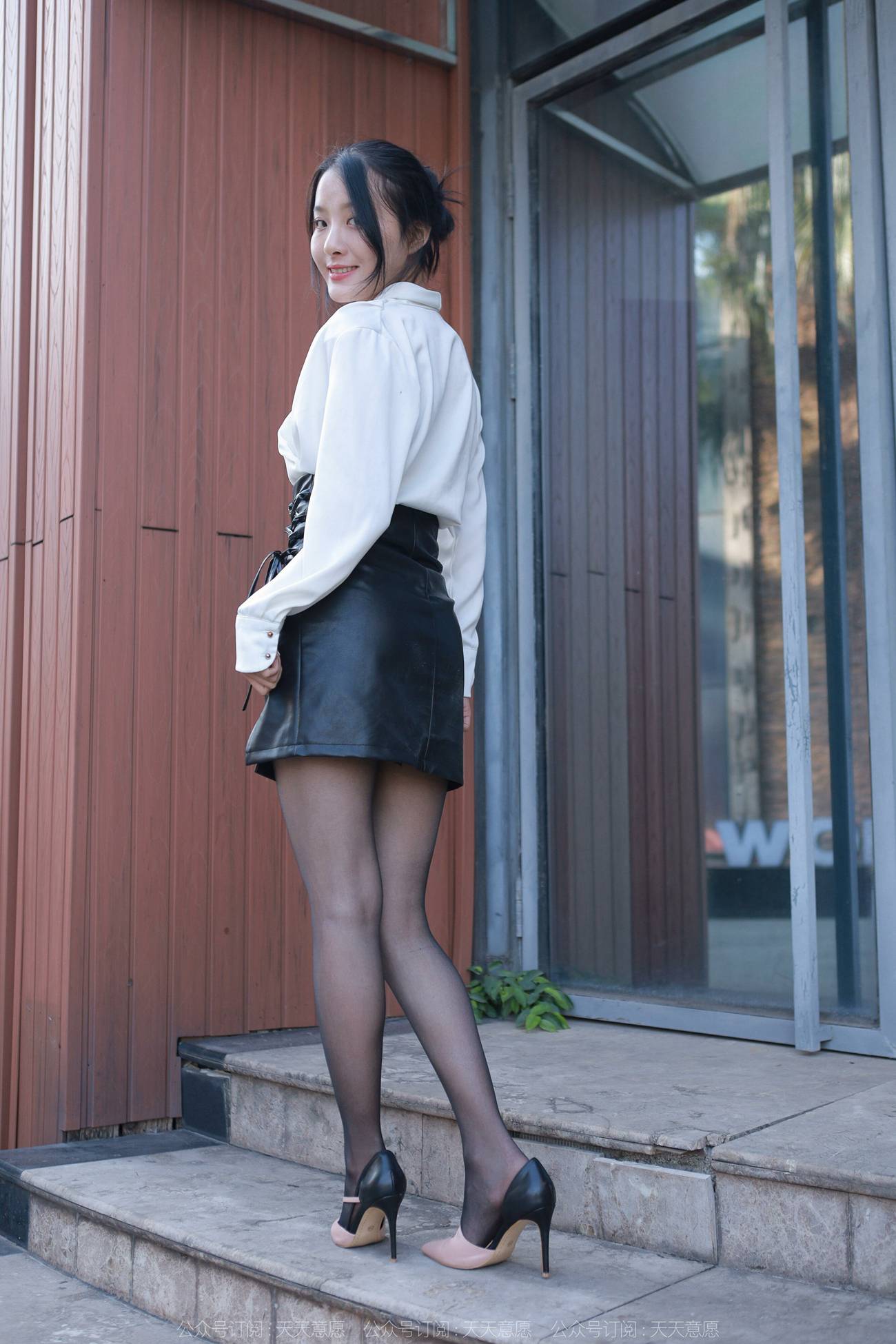 图片[55]-[IESS异思趣向]2022.04.01 丝享家1046：婉萍《嘿丝皮裙街拍》[87P] – 速更版-美库