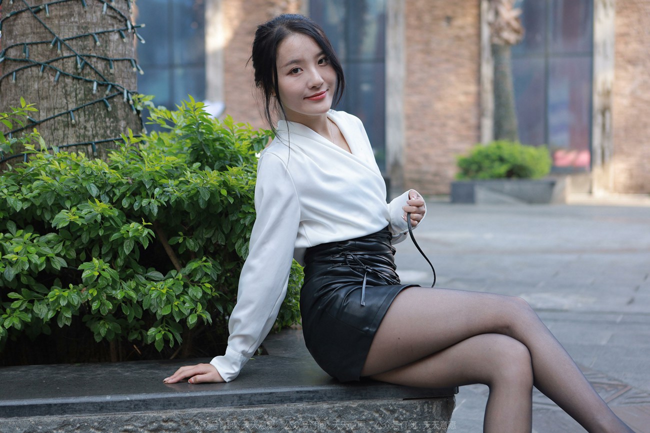 图片[68]-[IESS异思趣向]2022.04.01 丝享家1046：婉萍《嘿丝皮裙街拍》[87P] – 速更版-美库