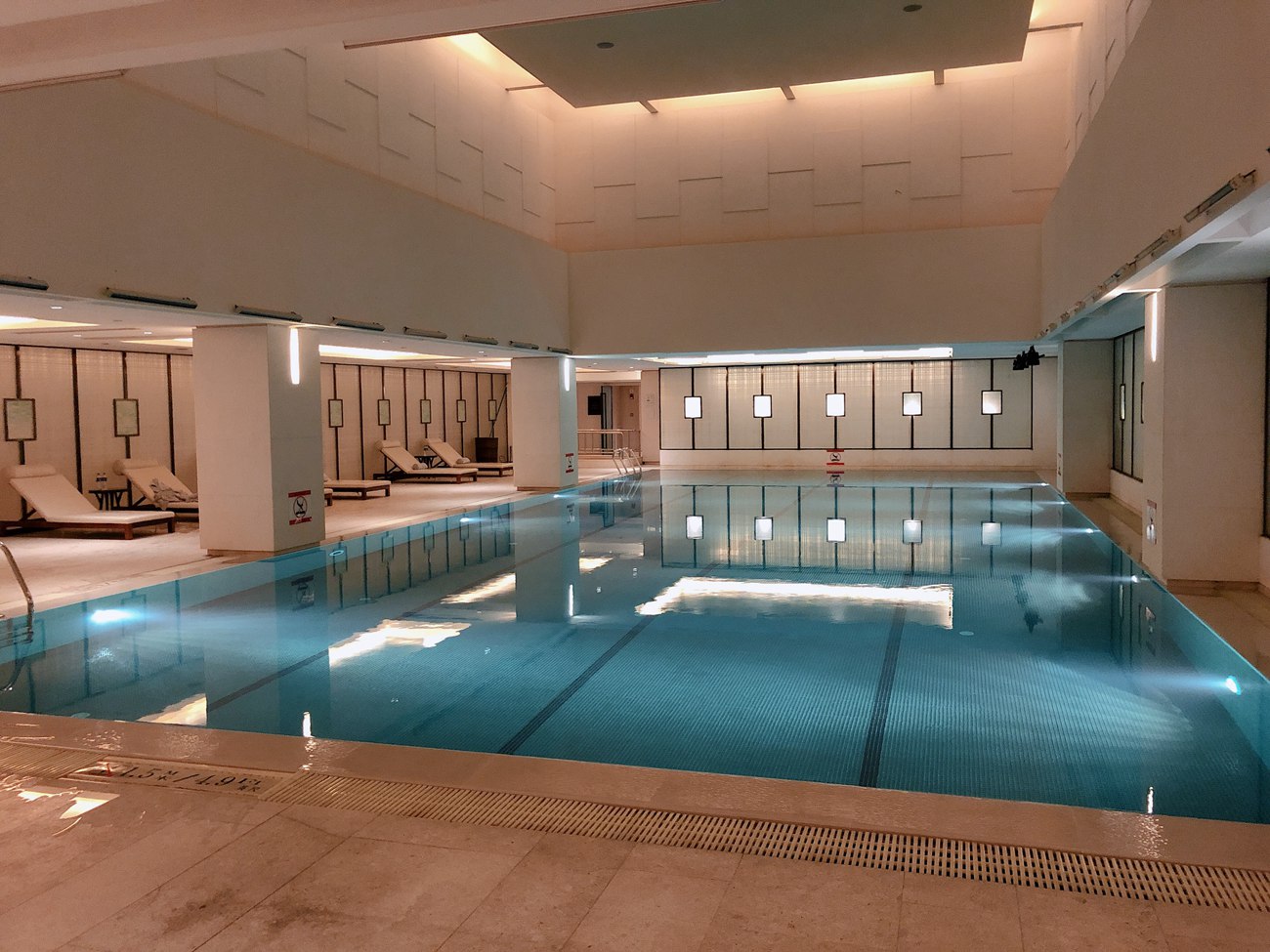 图片[16]-安乔乔儿(Nia乔乔)  泳池裸足[140P] – 速更版-美库