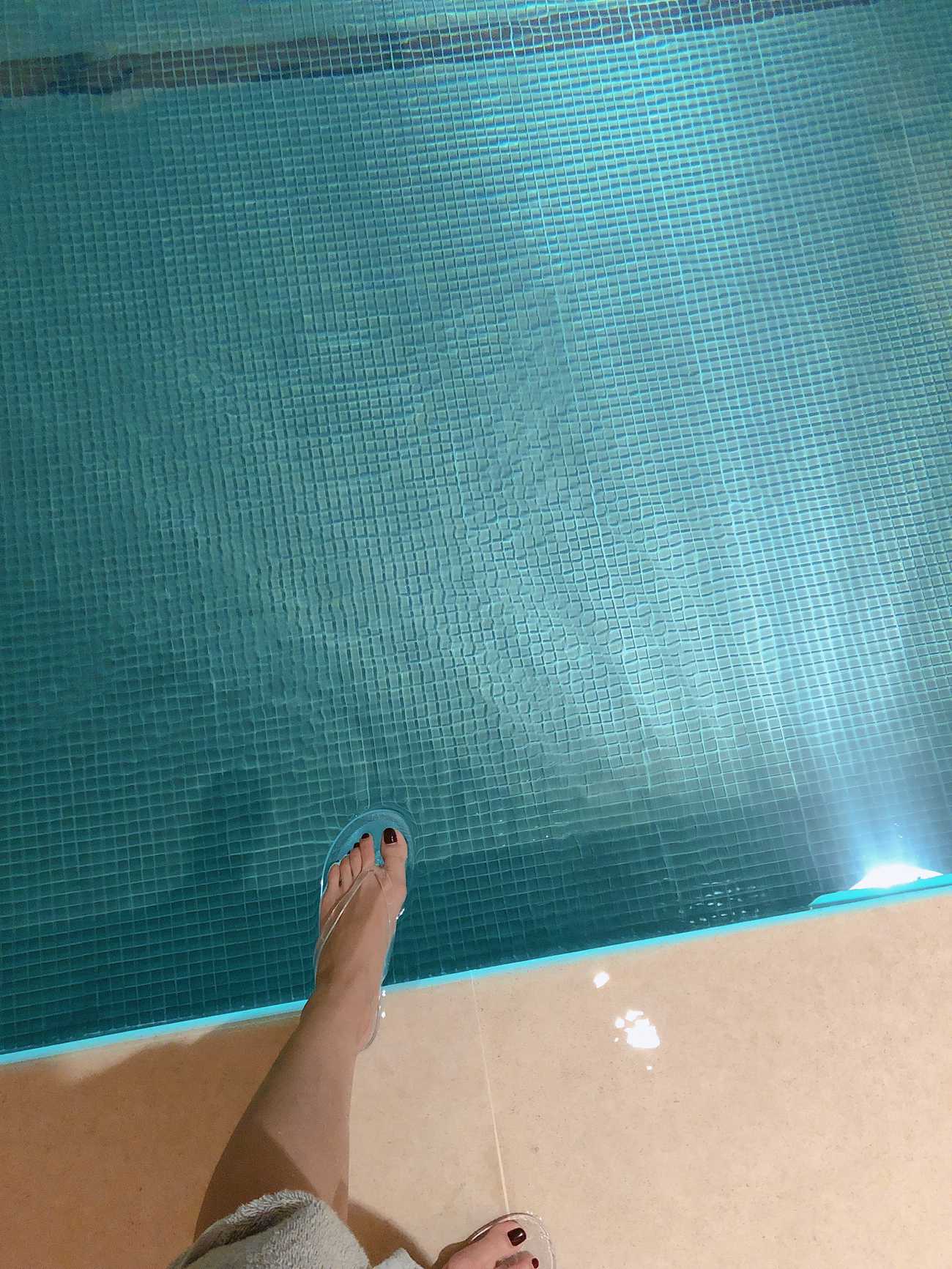 图片[19]-安乔乔儿(Nia乔乔)  泳池裸足[140P] – 速更版-美库