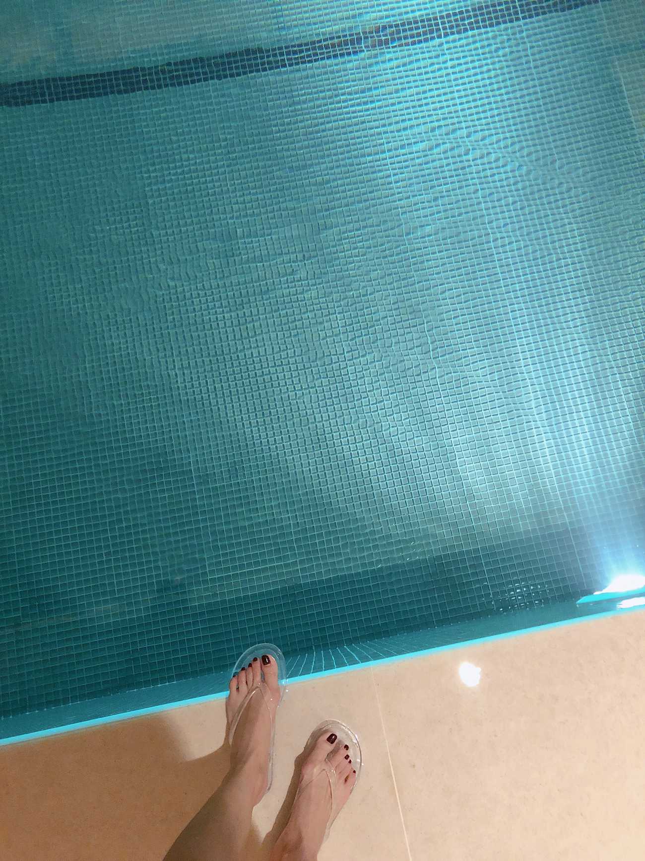 图片[21]-安乔乔儿(Nia乔乔)  泳池裸足[140P] – 速更版-美库