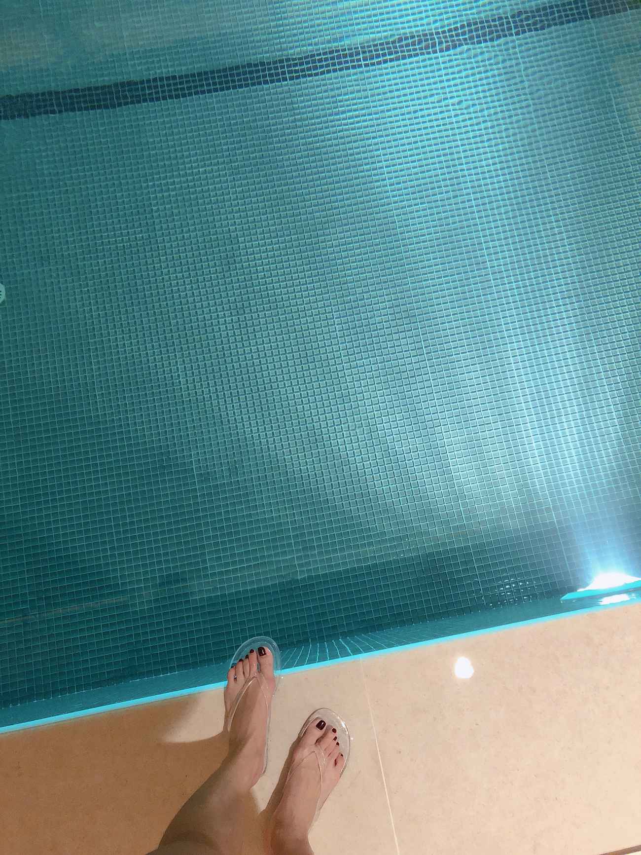 图片[22]-安乔乔儿(Nia乔乔)  泳池裸足[140P] – 速更版-美库