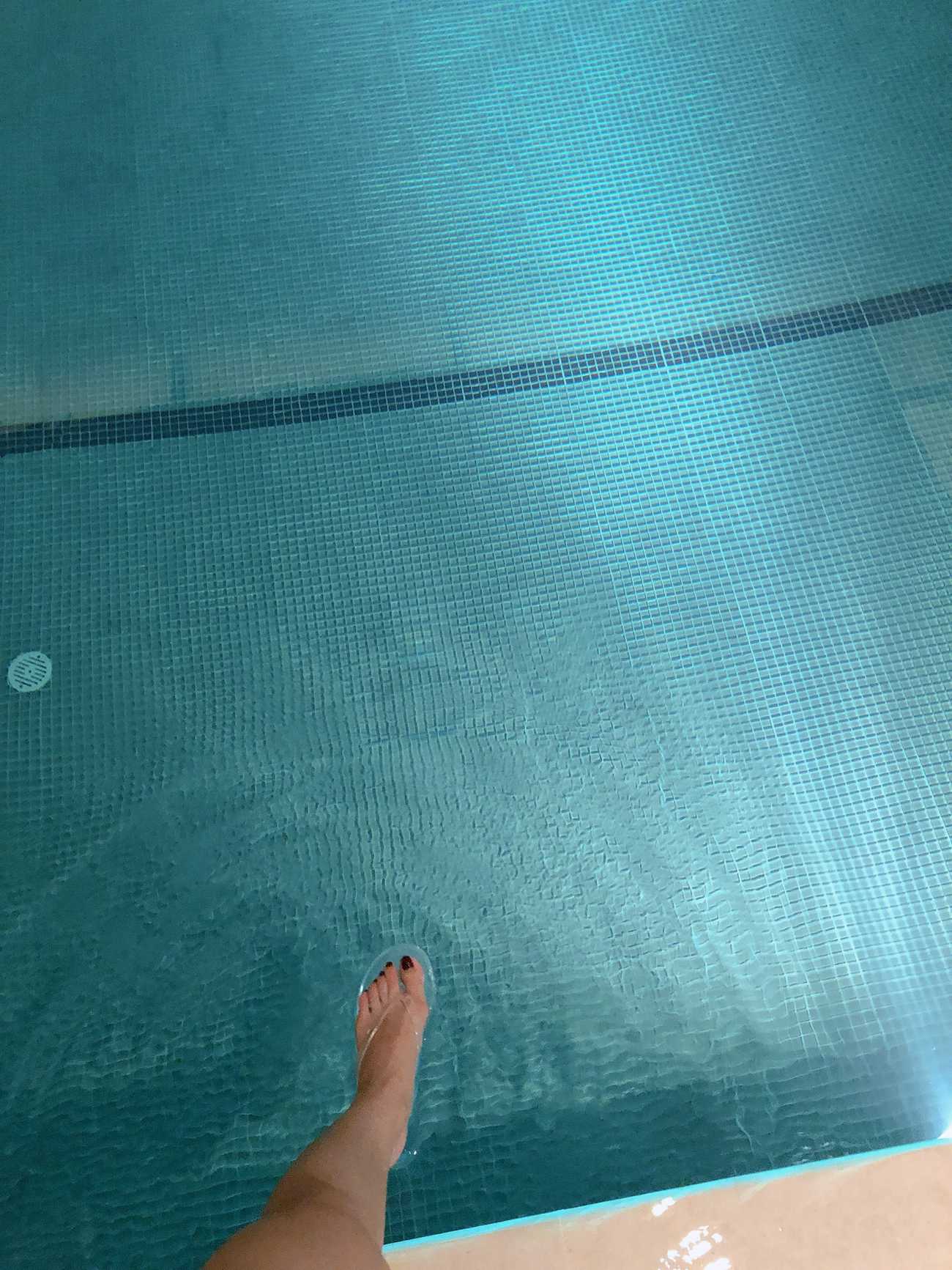 图片[23]-安乔乔儿(Nia乔乔)  泳池裸足[140P] – 速更版-美库