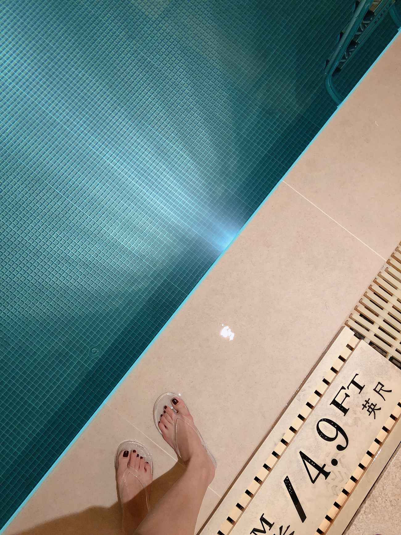 图片[24]-安乔乔儿(Nia乔乔)  泳池裸足[140P] – 速更版-美库