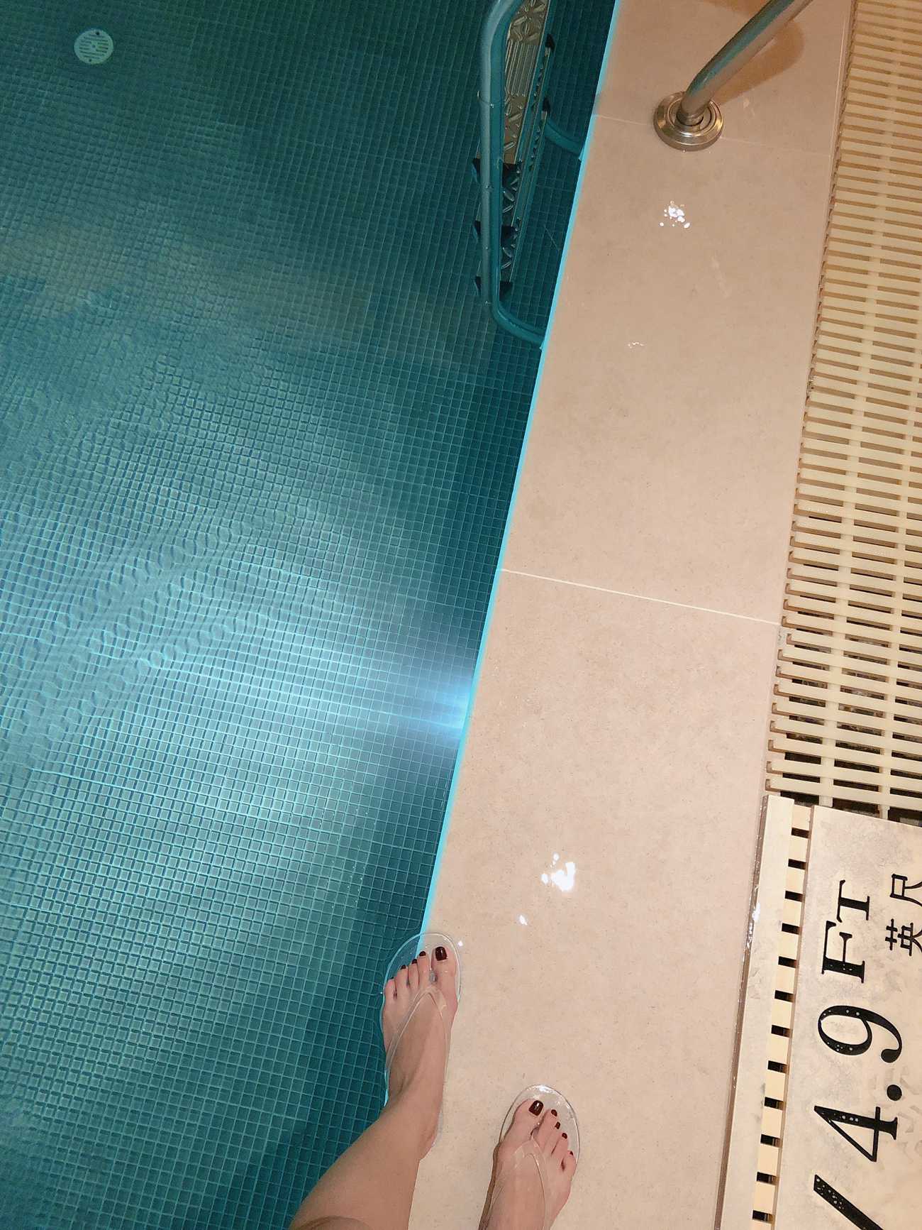 图片[25]-安乔乔儿(Nia乔乔)  泳池裸足[140P] – 速更版-美库