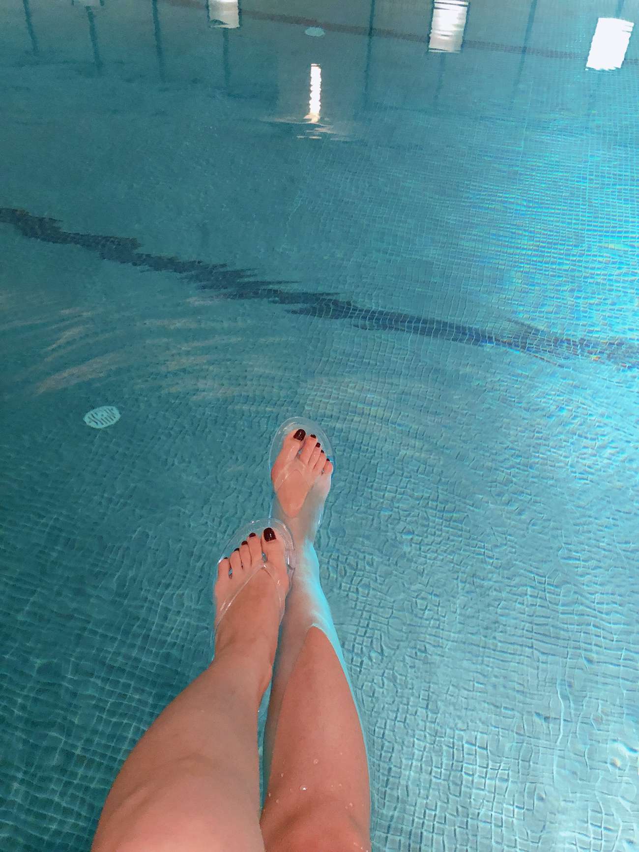 图片[33]-安乔乔儿(Nia乔乔)  泳池裸足[140P] – 速更版-美库