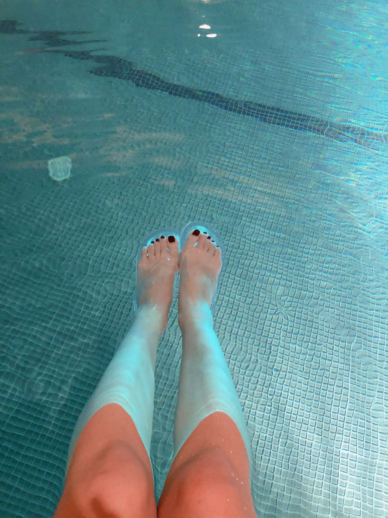 图片[36]-安乔乔儿(Nia乔乔)  泳池裸足[140P] – 速更版-美库