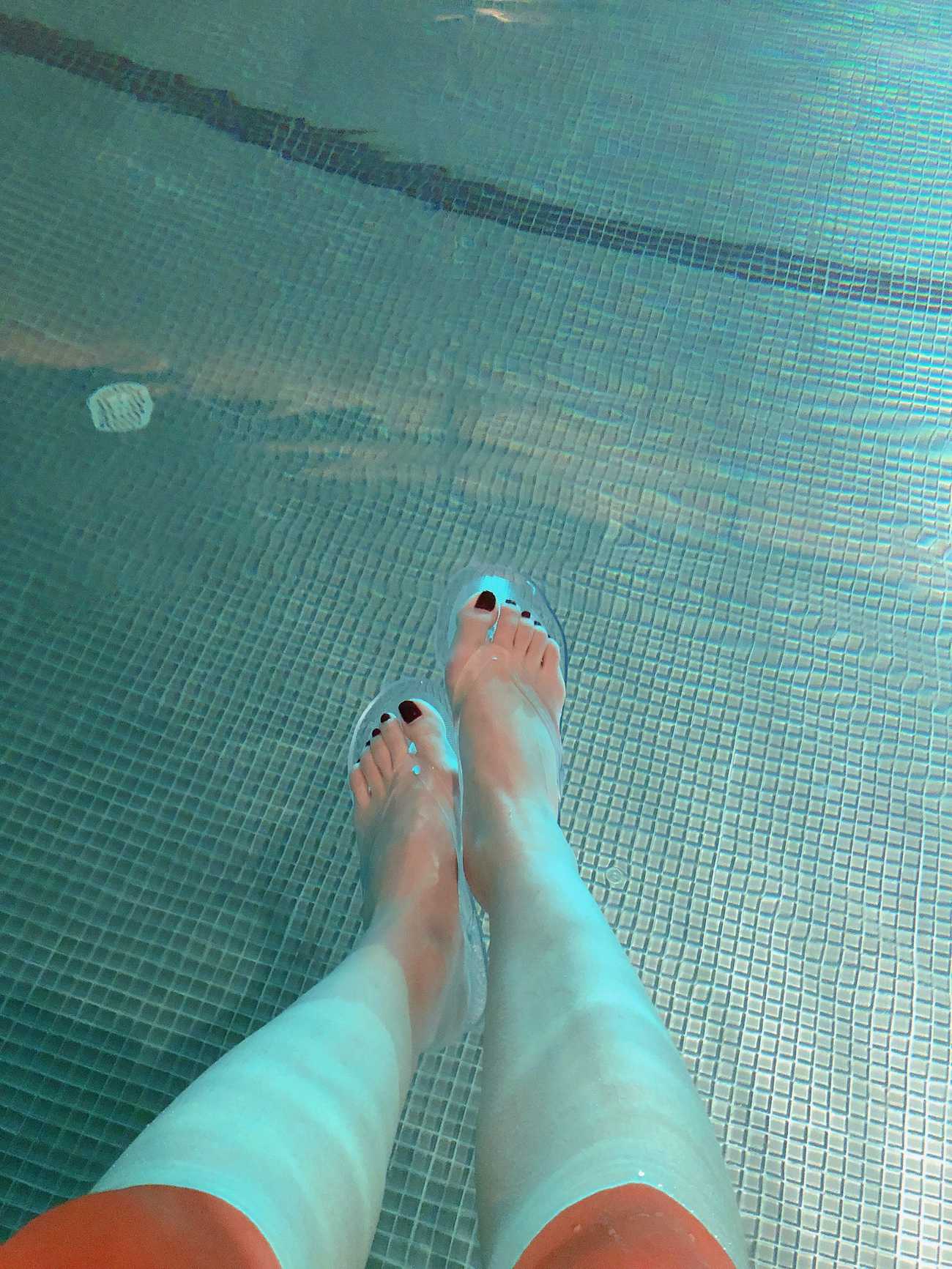 图片[38]-安乔乔儿(Nia乔乔)  泳池裸足[140P] – 速更版-美库