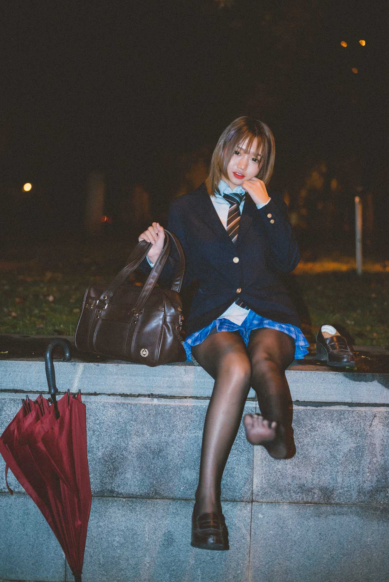 图片[11]-网紅Coser@柒柒要乖哦 深夜公园JK [19P] – 速更版-美库