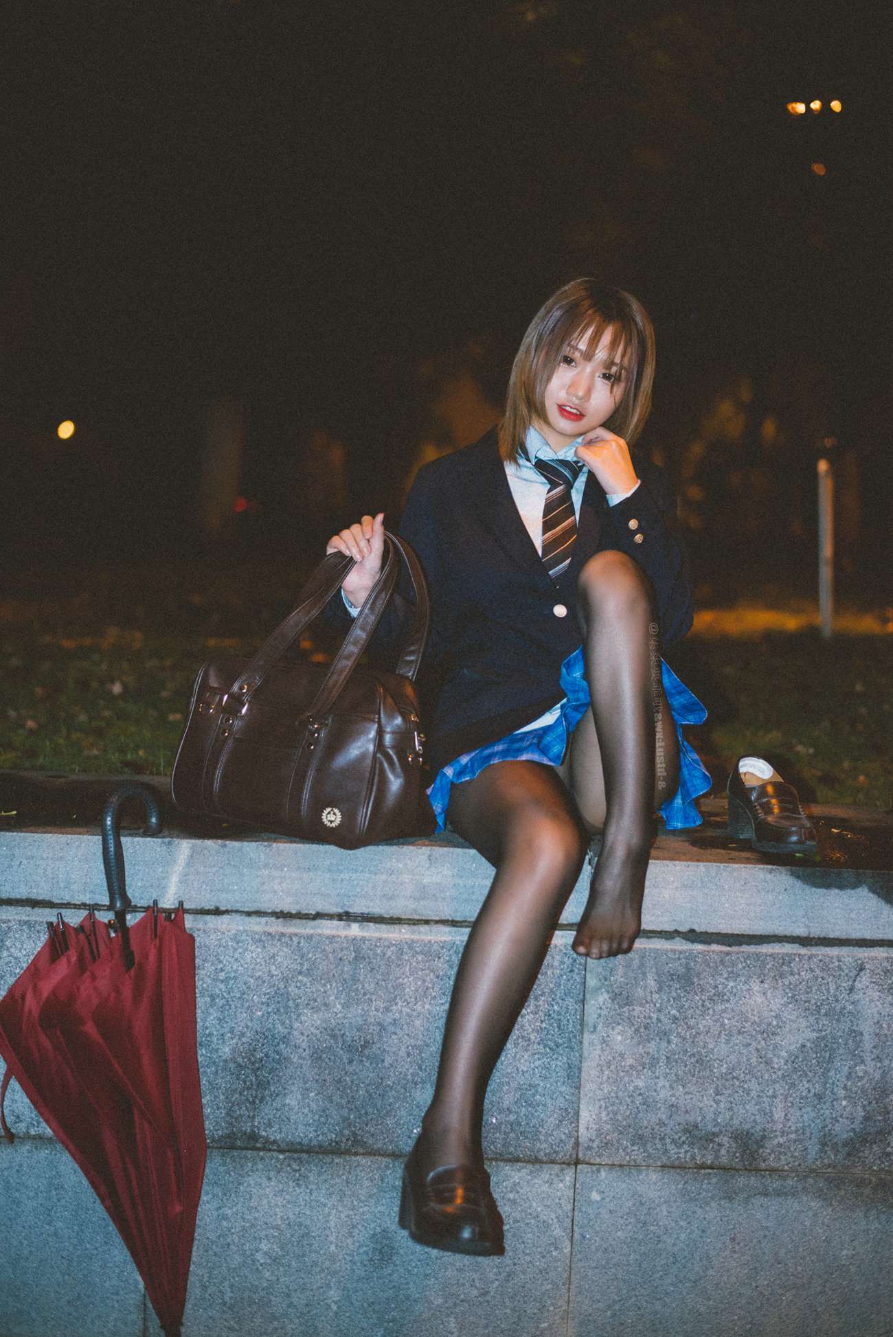 图片[13]-网紅Coser@柒柒要乖哦 深夜公园JK [19P] – 速更版-美库