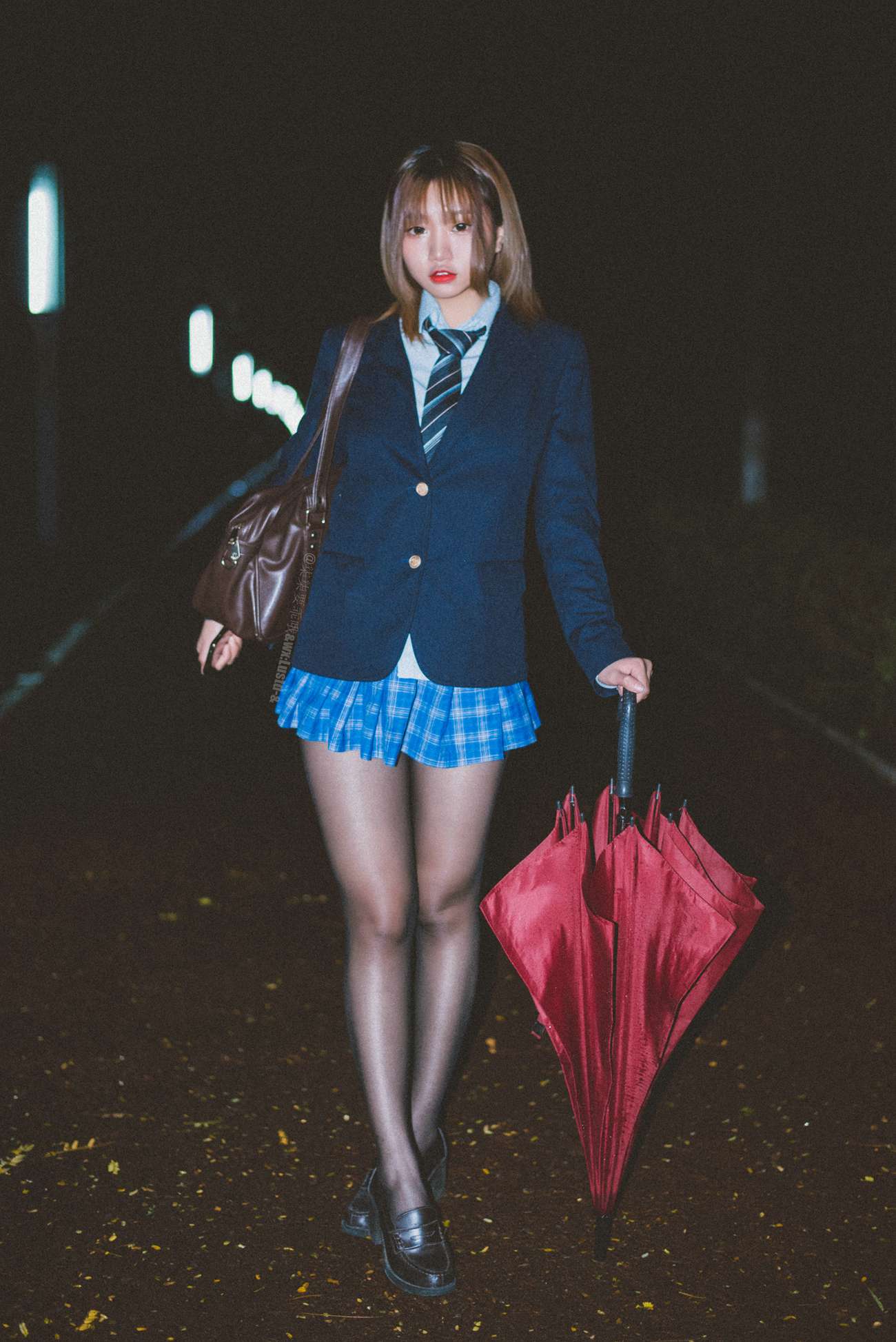 图片[16]-网紅Coser@柒柒要乖哦 深夜公园JK [19P] – 速更版-美库