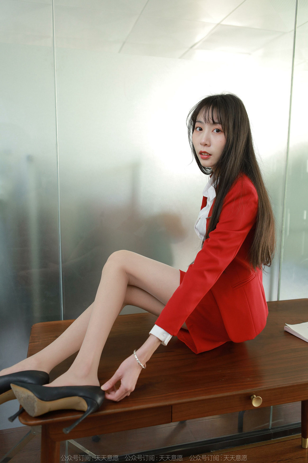 图片[15]-[IESS异思趣向] 2022.04.17 丝享家1062：团团《红裙长腿OL》[89P] – 速更版-美库