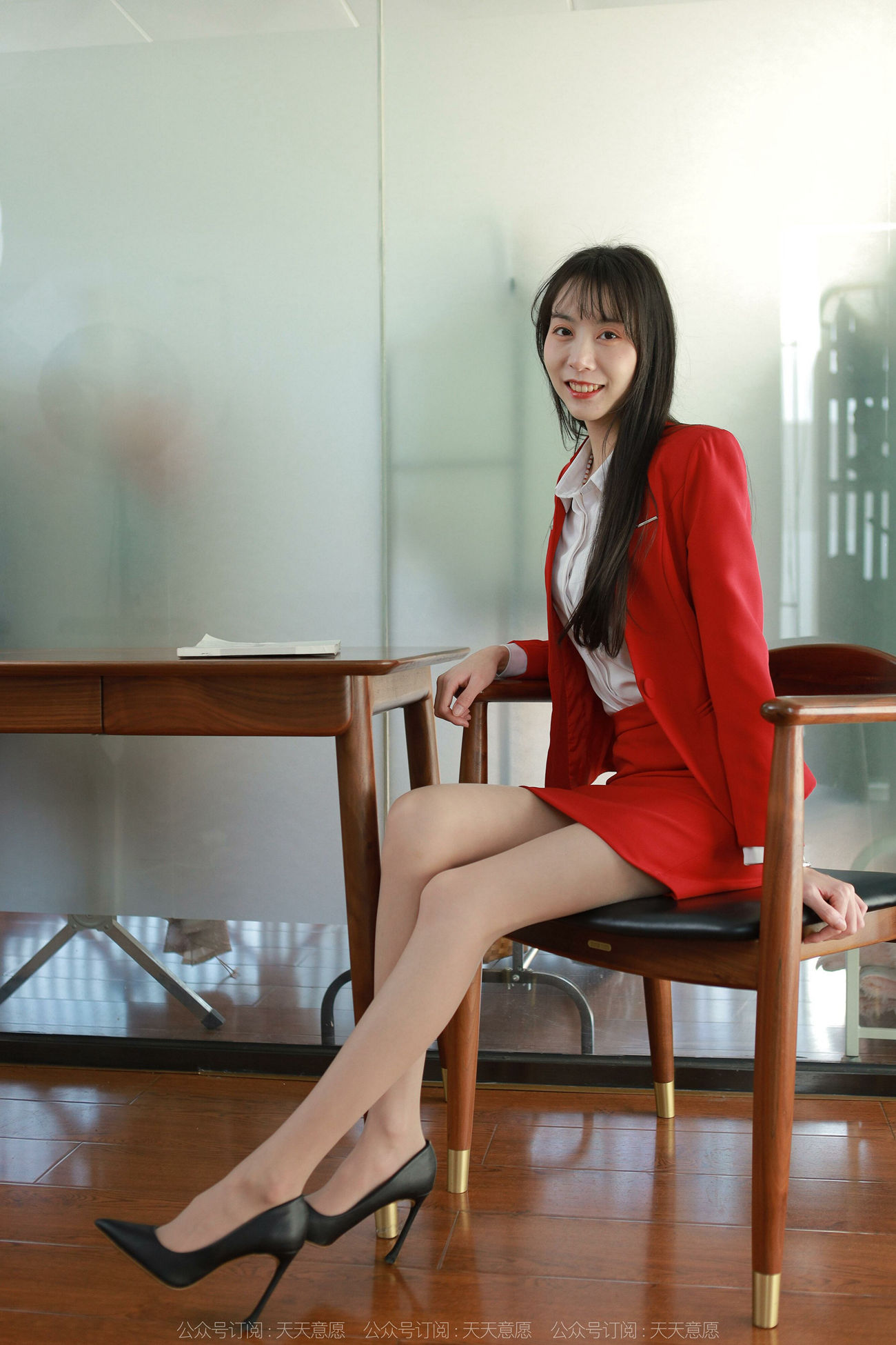 图片[16]-[IESS异思趣向] 2022.04.17 丝享家1062：团团《红裙长腿OL》[89P] – 速更版-美库