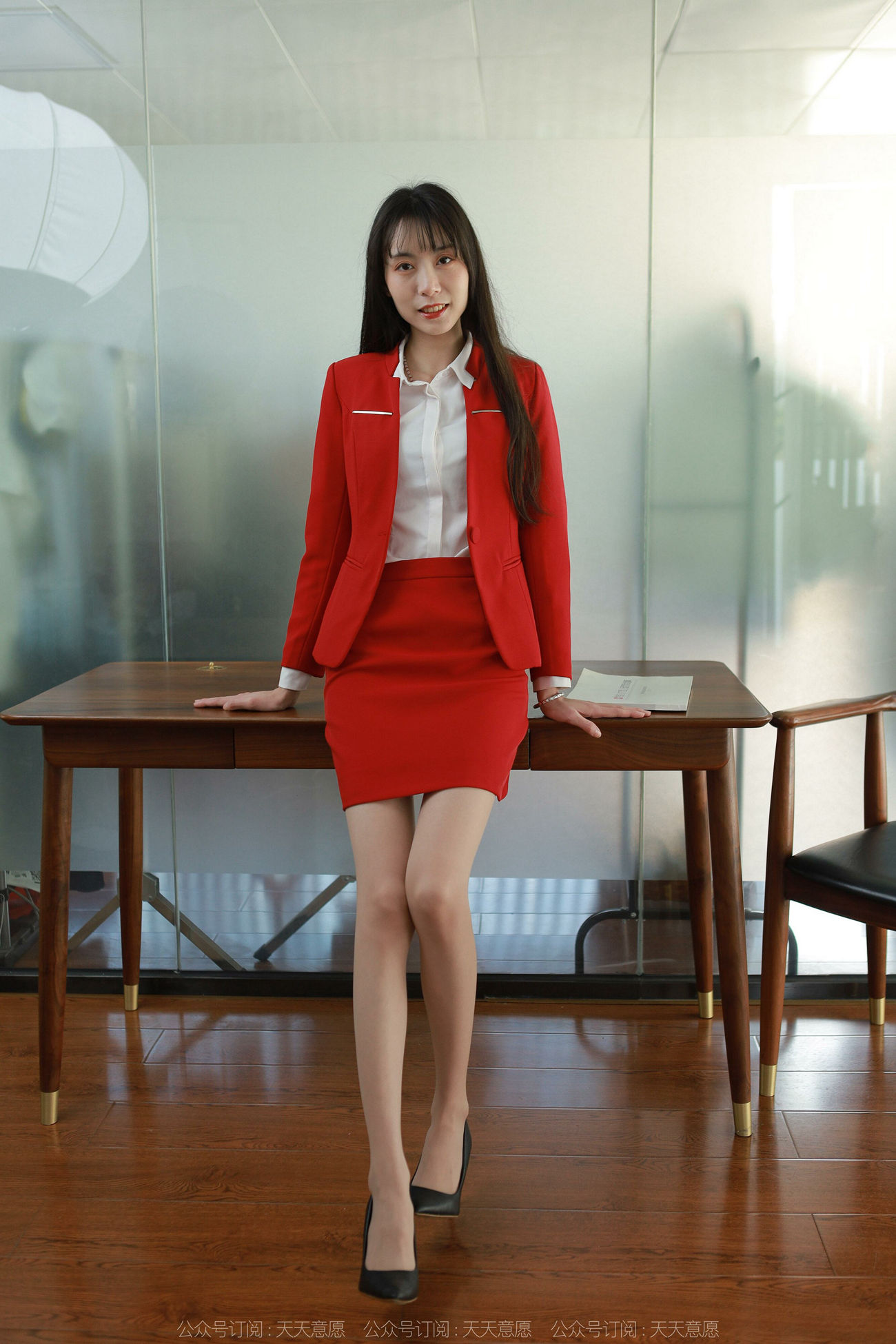 图片[19]-[IESS异思趣向] 2022.04.17 丝享家1062：团团《红裙长腿OL》[89P] – 速更版-美库