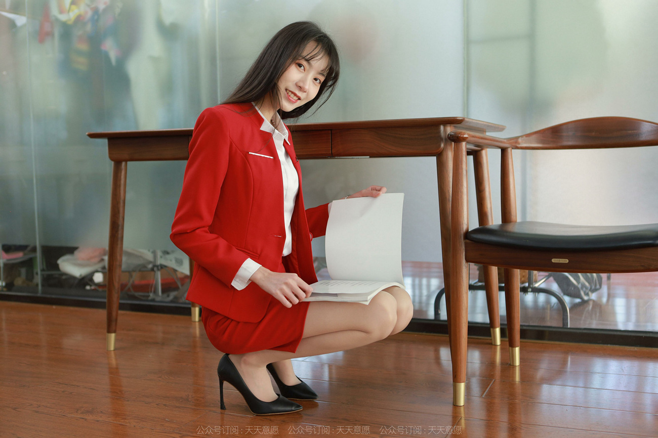 图片[78]-[IESS异思趣向] 2022.04.17 丝享家1062：团团《红裙长腿OL》[89P] – 速更版-美库