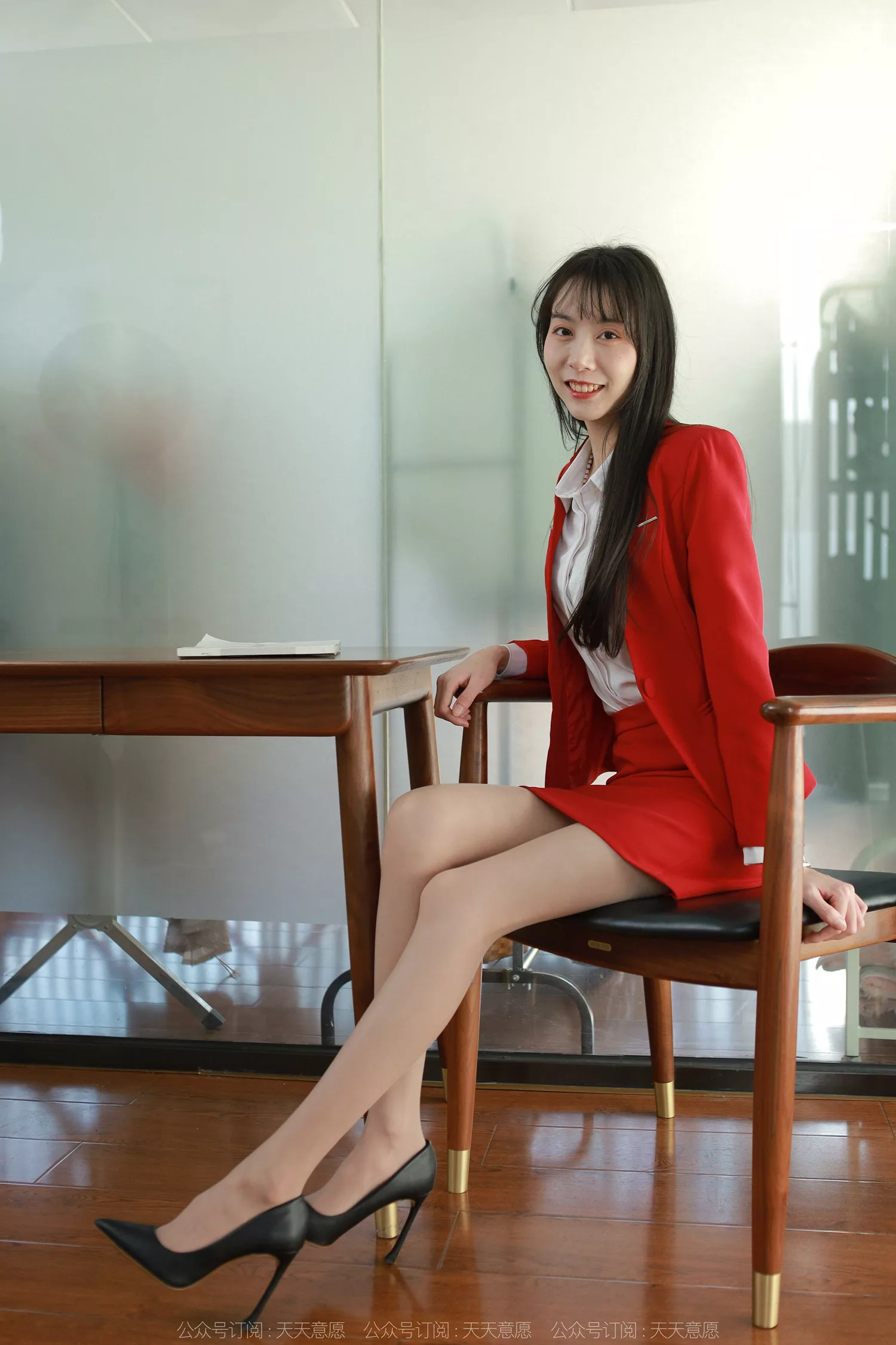 图片[16]-[IESS异思趣向] 2022.05.03 丝享家1077：团团《红裙丽人大长腿》[89P] – 速更版-美库