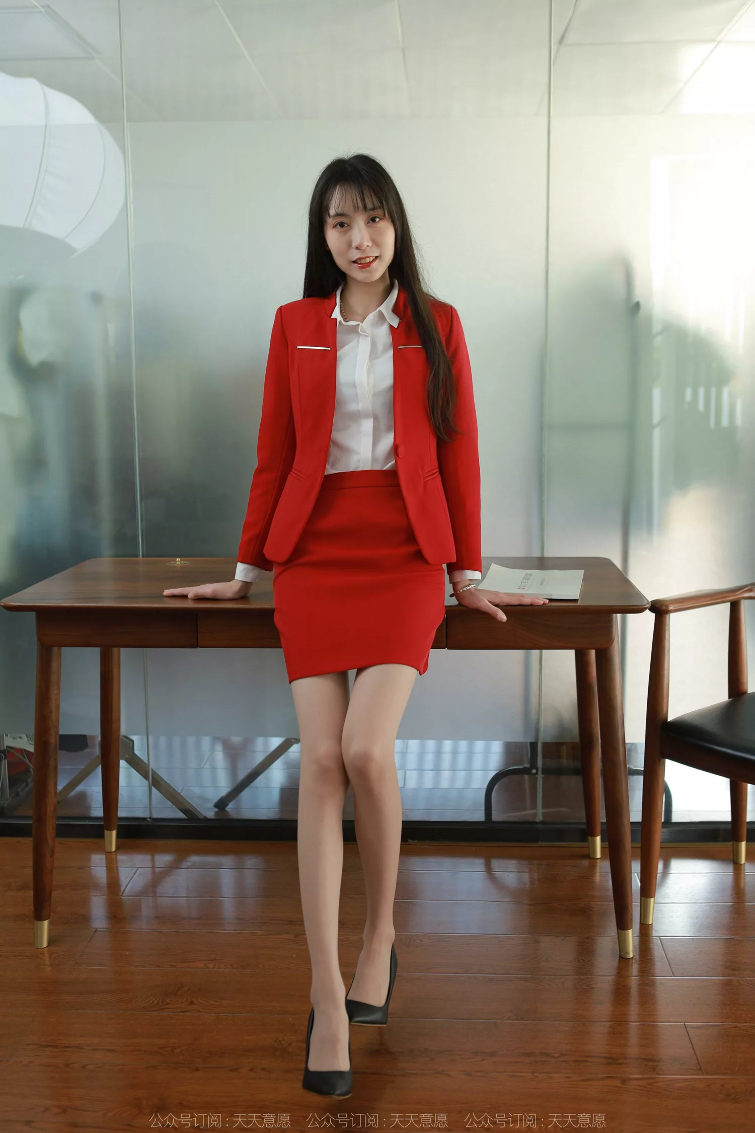 图片[19]-[IESS异思趣向] 2022.05.03 丝享家1077：团团《红裙丽人大长腿》[89P] – 速更版-美库