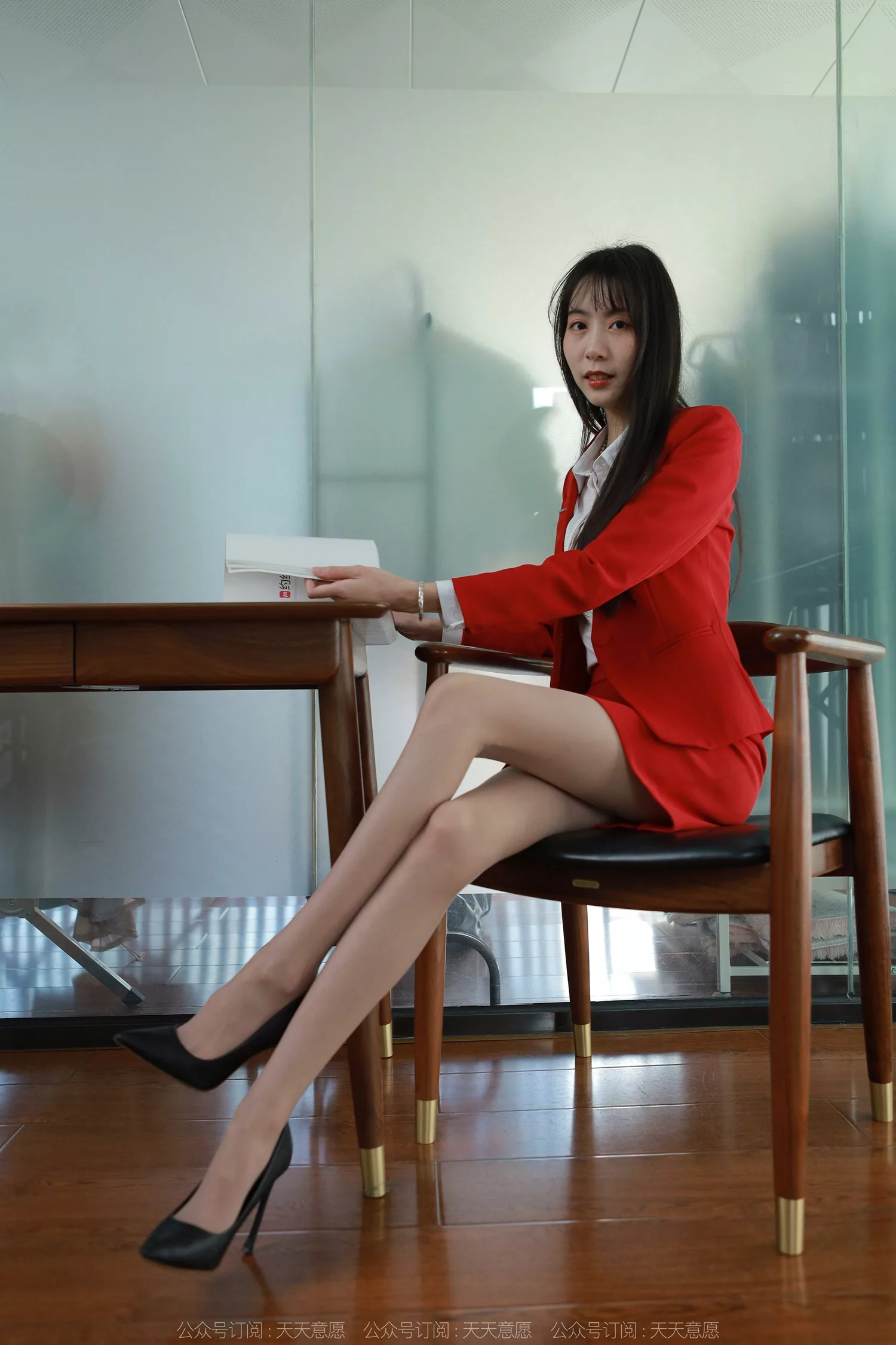 图片[24]-[IESS异思趣向] 2022.05.03 丝享家1077：团团《红裙丽人大长腿》[89P] – 速更版-美库