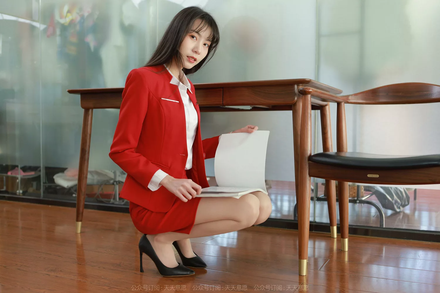 图片[77]-[IESS异思趣向] 2022.05.03 丝享家1077：团团《红裙丽人大长腿》[89P] – 速更版-美库