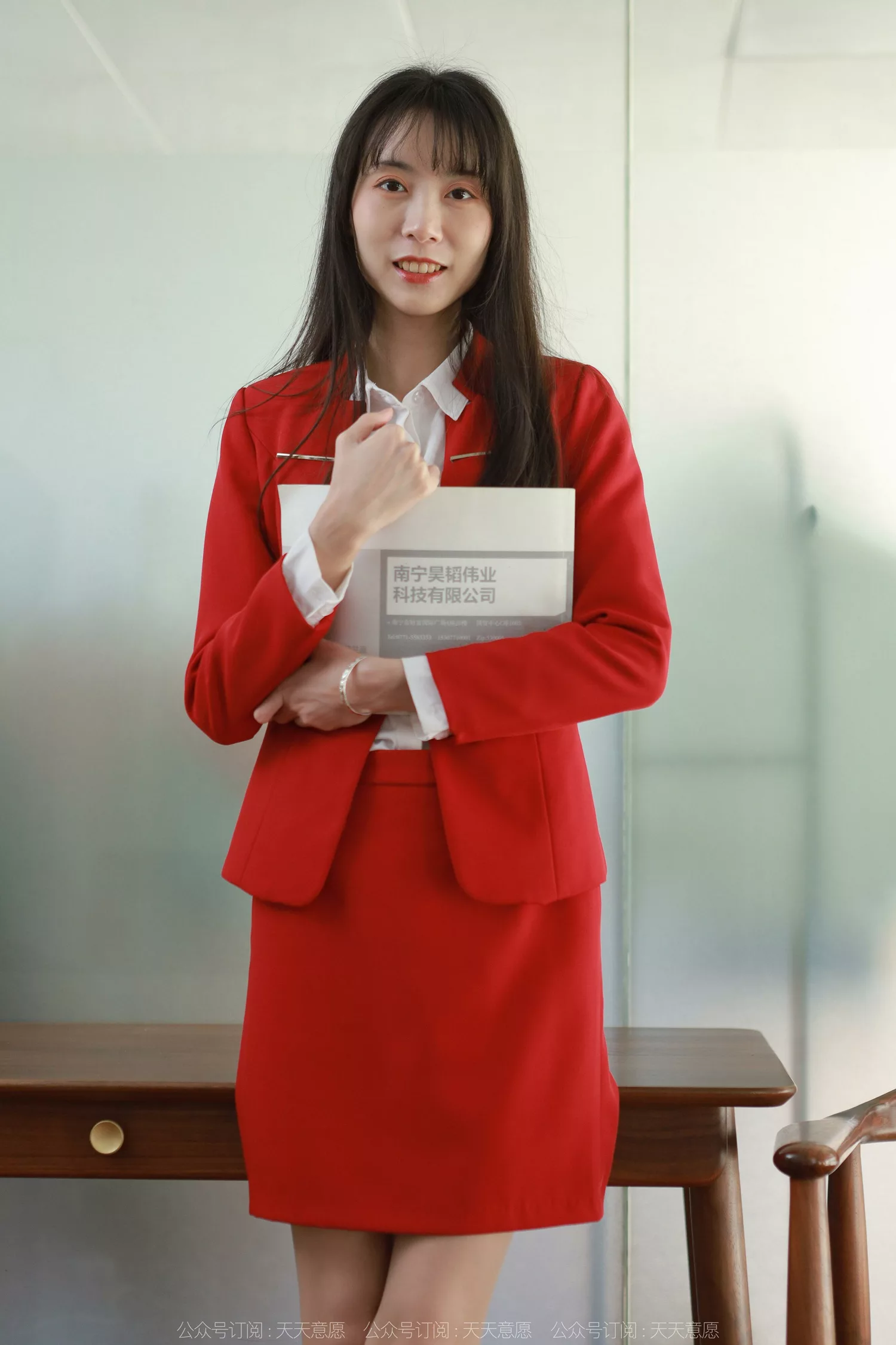 图片[86]-[IESS异思趣向] 2022.05.03 丝享家1077：团团《红裙丽人大长腿》[89P] – 速更版-美库