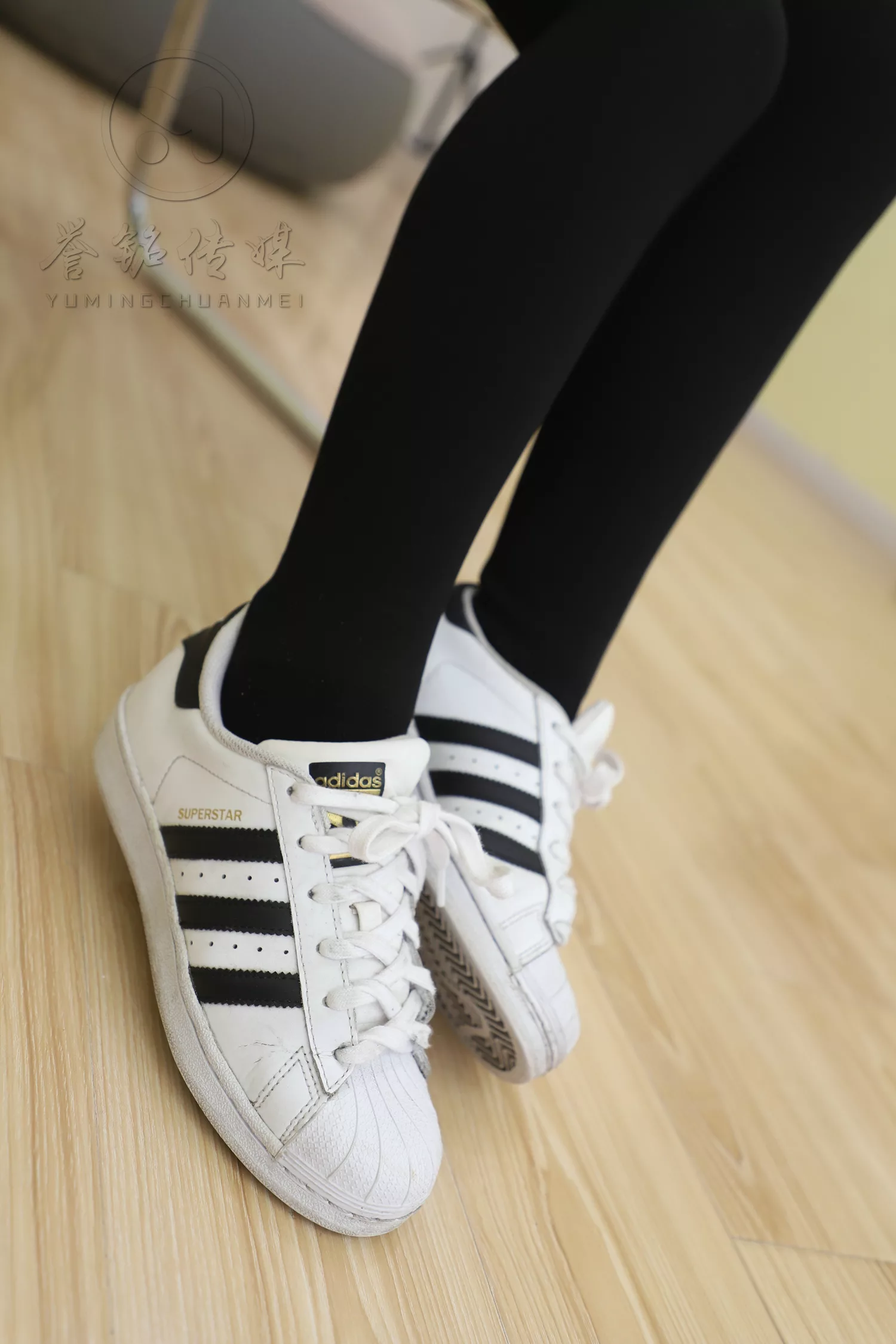 图片[16]-[誉铭传媒]袜足摄影 2019年 NO.018 时尚板鞋厚袜裸足[130P] – 速更版-美库