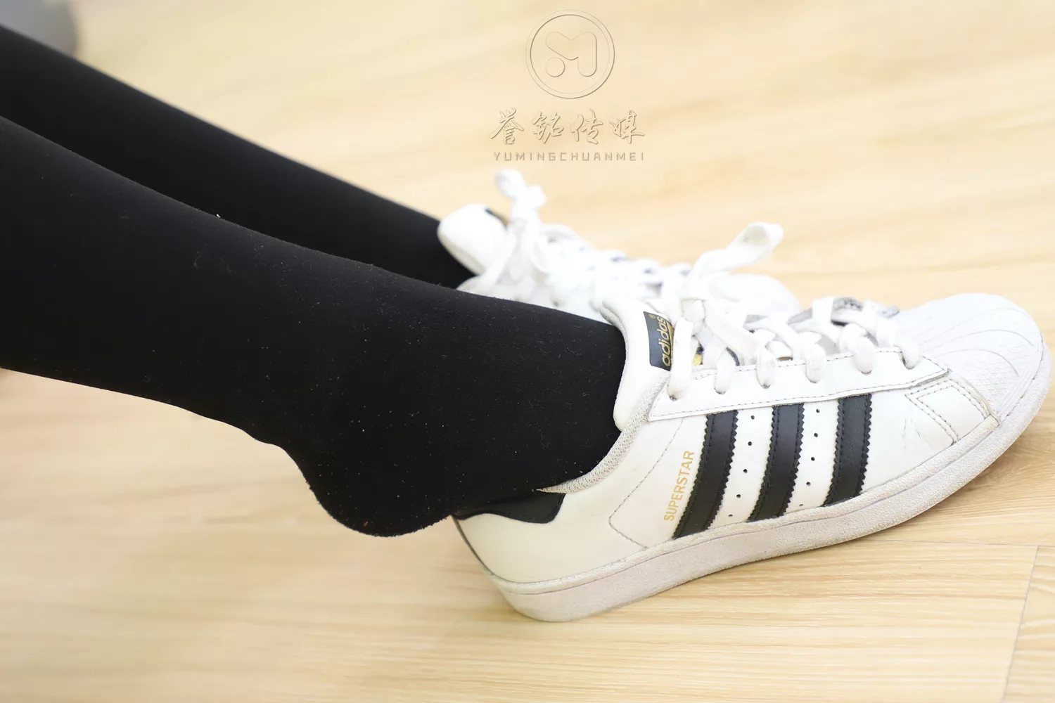 图片[32]-[誉铭传媒]袜足摄影 2019年 NO.018 时尚板鞋厚袜裸足[130P] – 速更版-美库