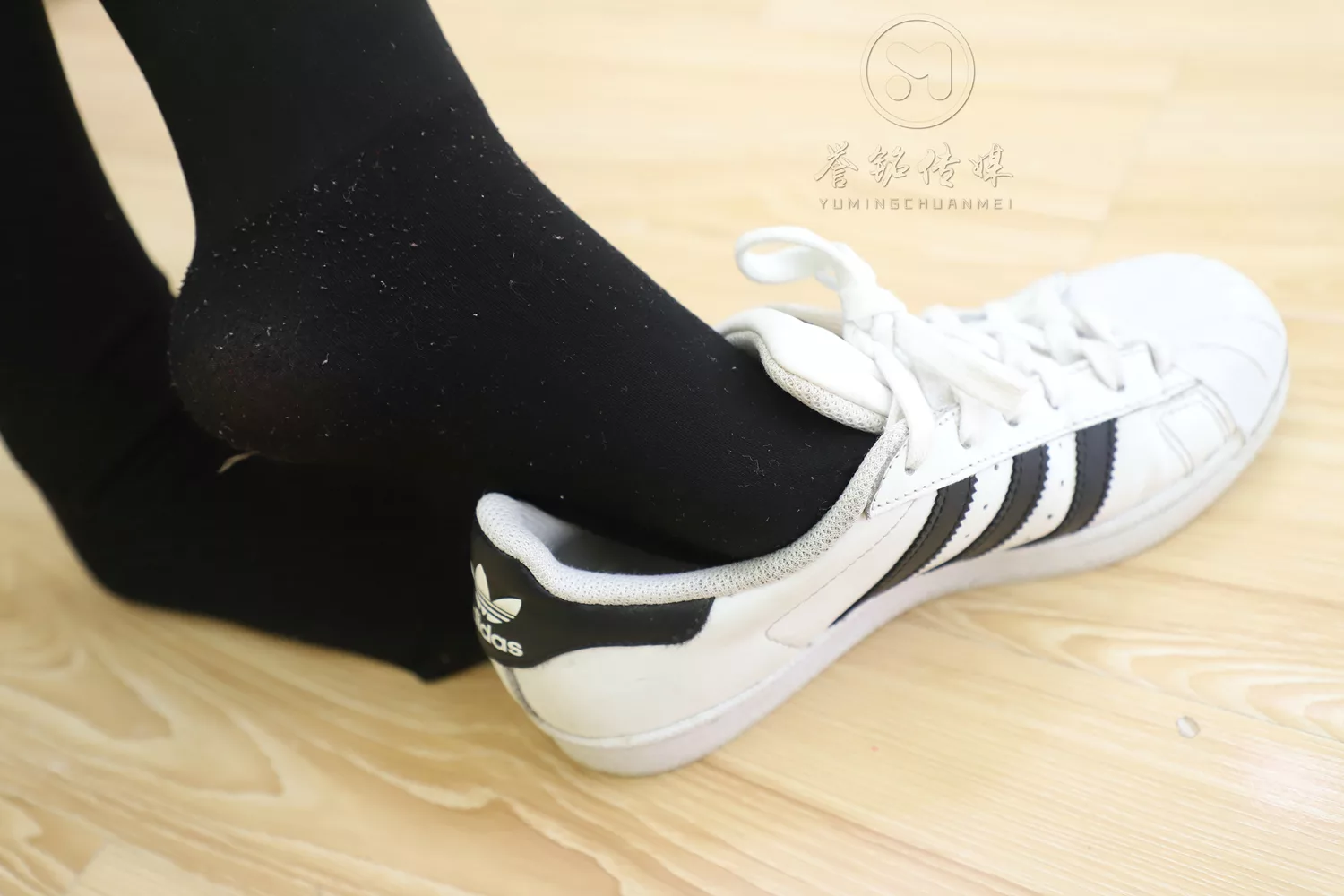 图片[43]-[誉铭传媒]袜足摄影 2019年 NO.018 时尚板鞋厚袜裸足[130P] – 速更版-美库