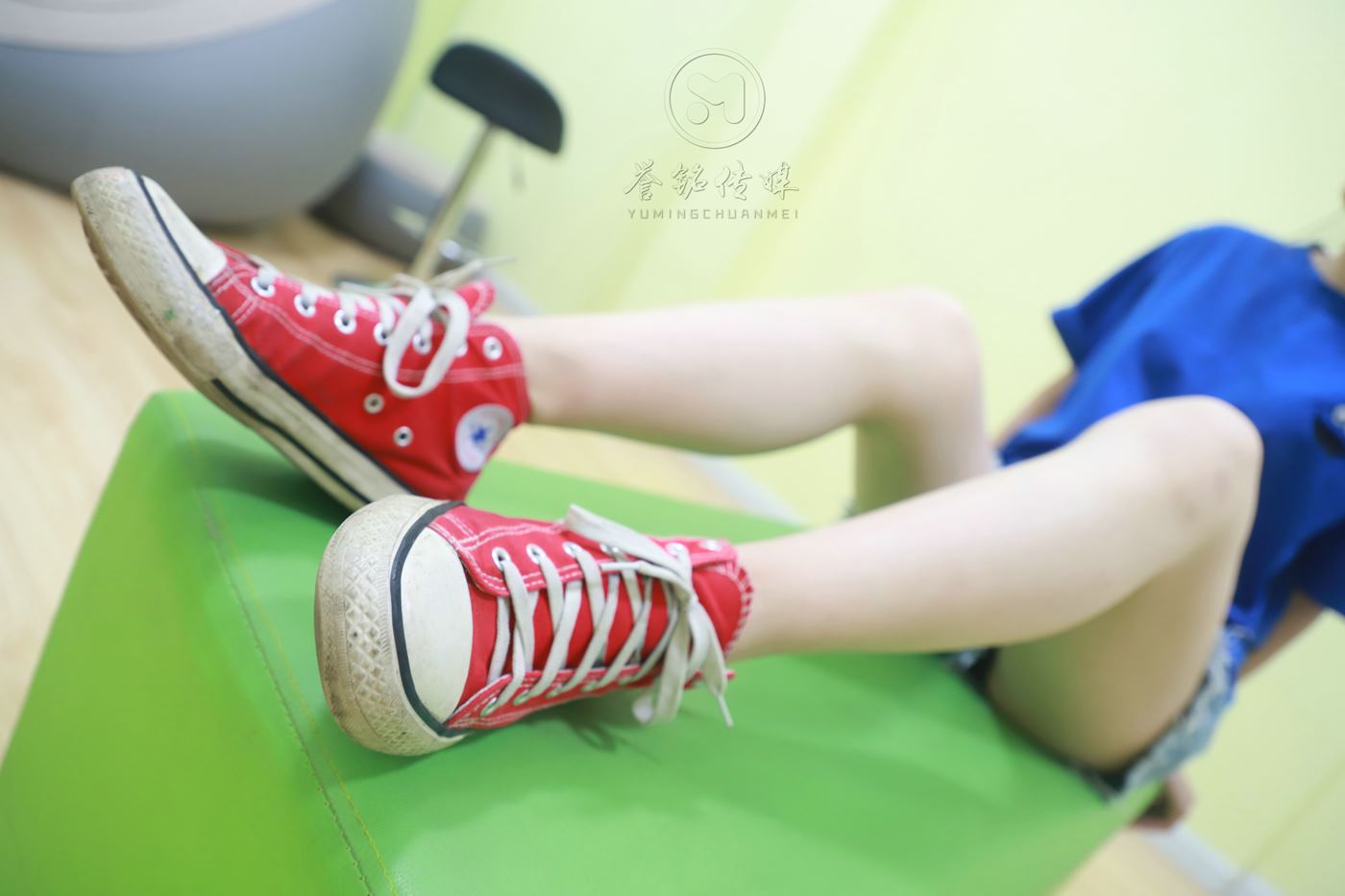 图片[23]-[誉铭传媒]袜足摄影 2019年 NO.038 牛仔短裤妹子的裸足[134P] – 速更版-美库