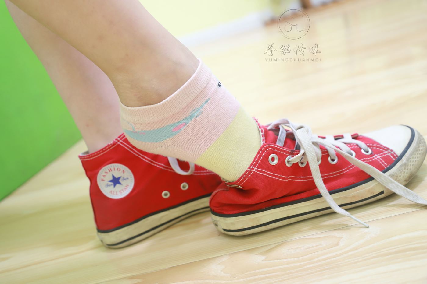 图片[37]-[誉铭传媒]袜足摄影 2019年 NO.038 牛仔短裤妹子的裸足[134P] – 速更版-美库