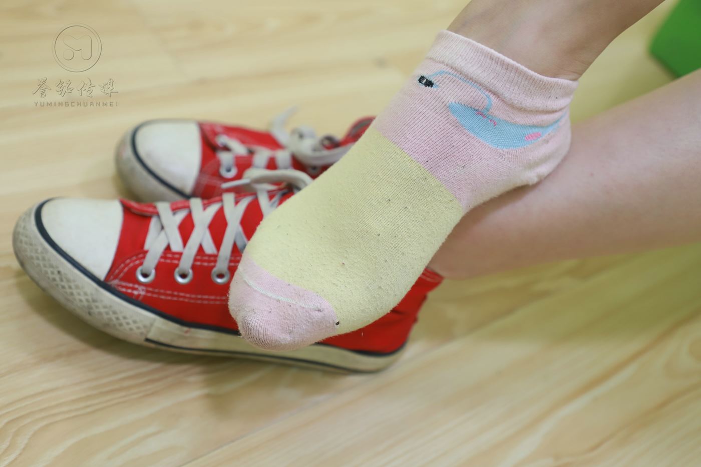 图片[52]-[誉铭传媒]袜足摄影 2019年 NO.038 牛仔短裤妹子的裸足[134P] – 速更版-美库