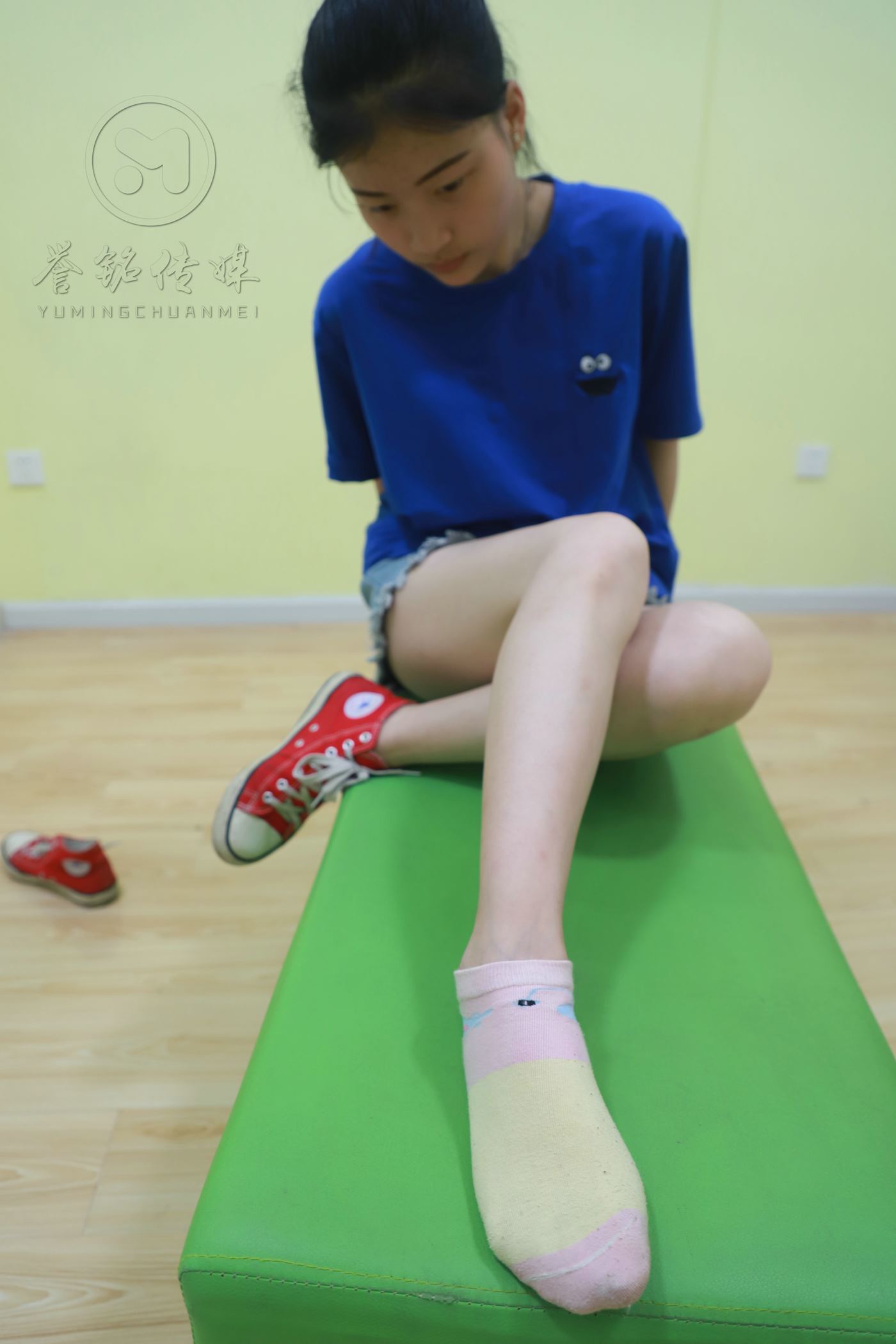 图片[57]-[誉铭传媒]袜足摄影 2019年 NO.038 牛仔短裤妹子的裸足[134P] – 速更版-美库