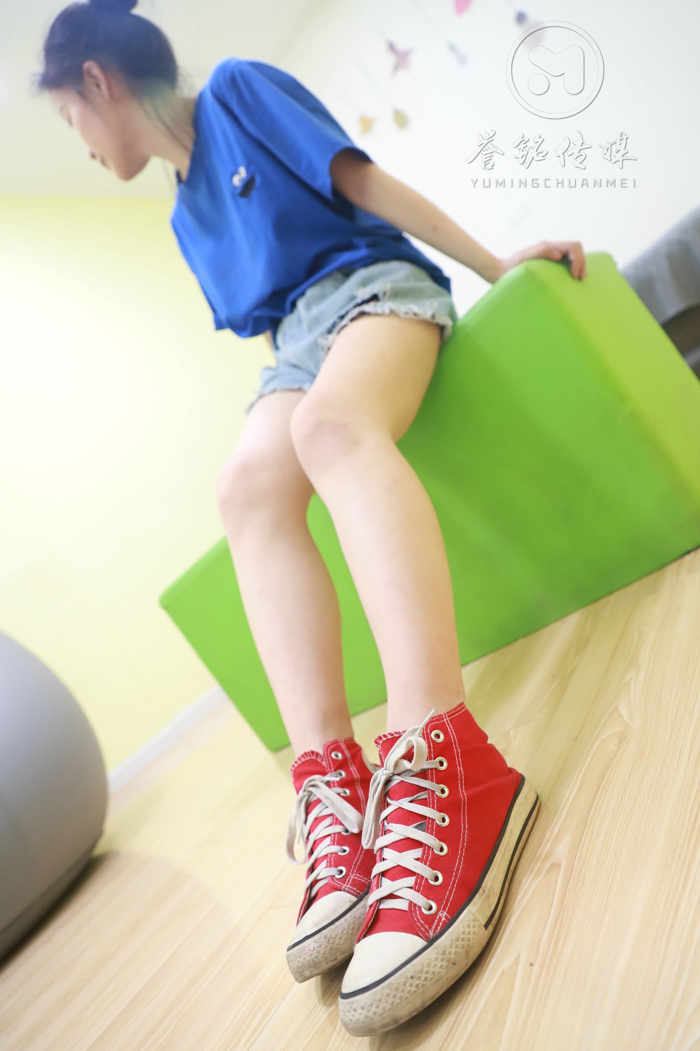 图片[132]-[誉铭传媒]袜足摄影 2019年 NO.038 牛仔短裤妹子的裸足[134P] – 速更版-美库