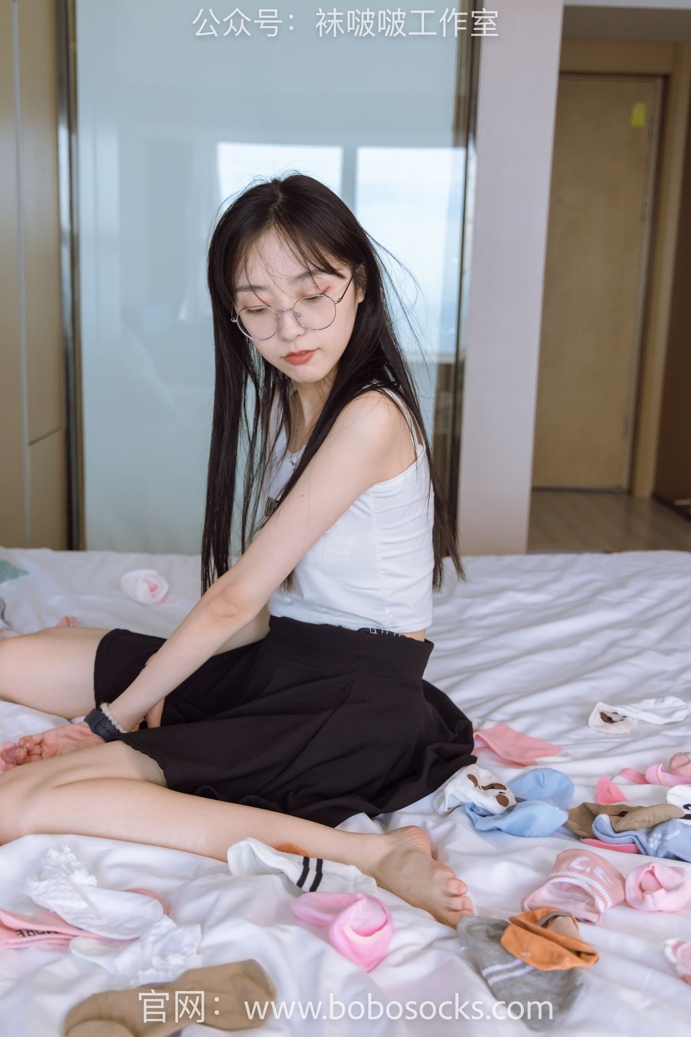 图片[126]-[BoBoSocks袜啵啵]NO.127 稚予-麦昆板鞋、两双自然穿旧棉袜、裸足 [139P] – 速更版-美库