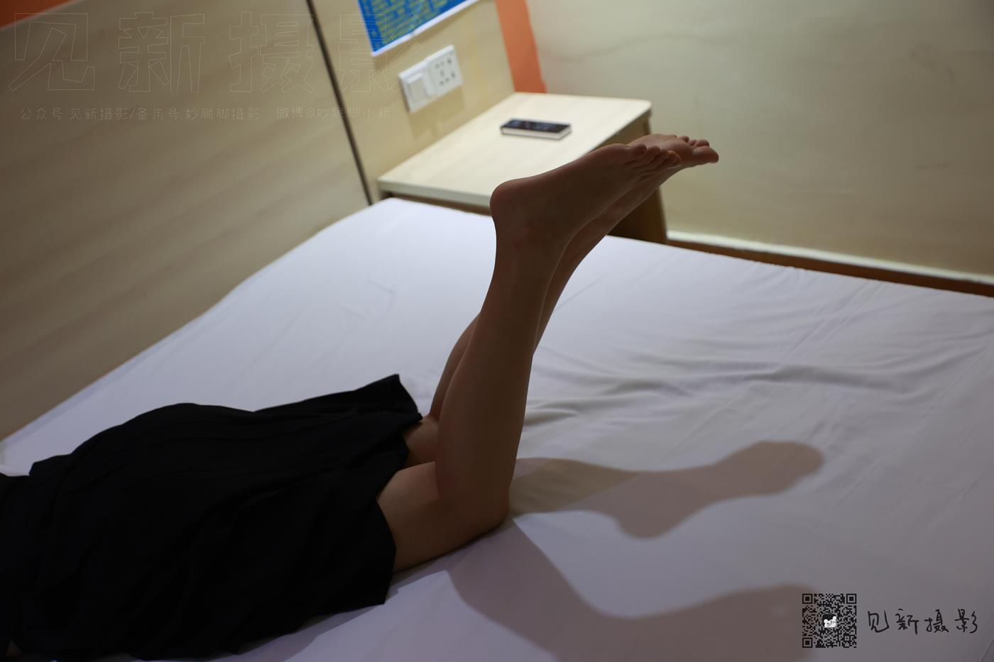 图片[20]-[见新摄影]NO.003 一厘甜酒 酒店JK裸足[108P] – 速更版-美库