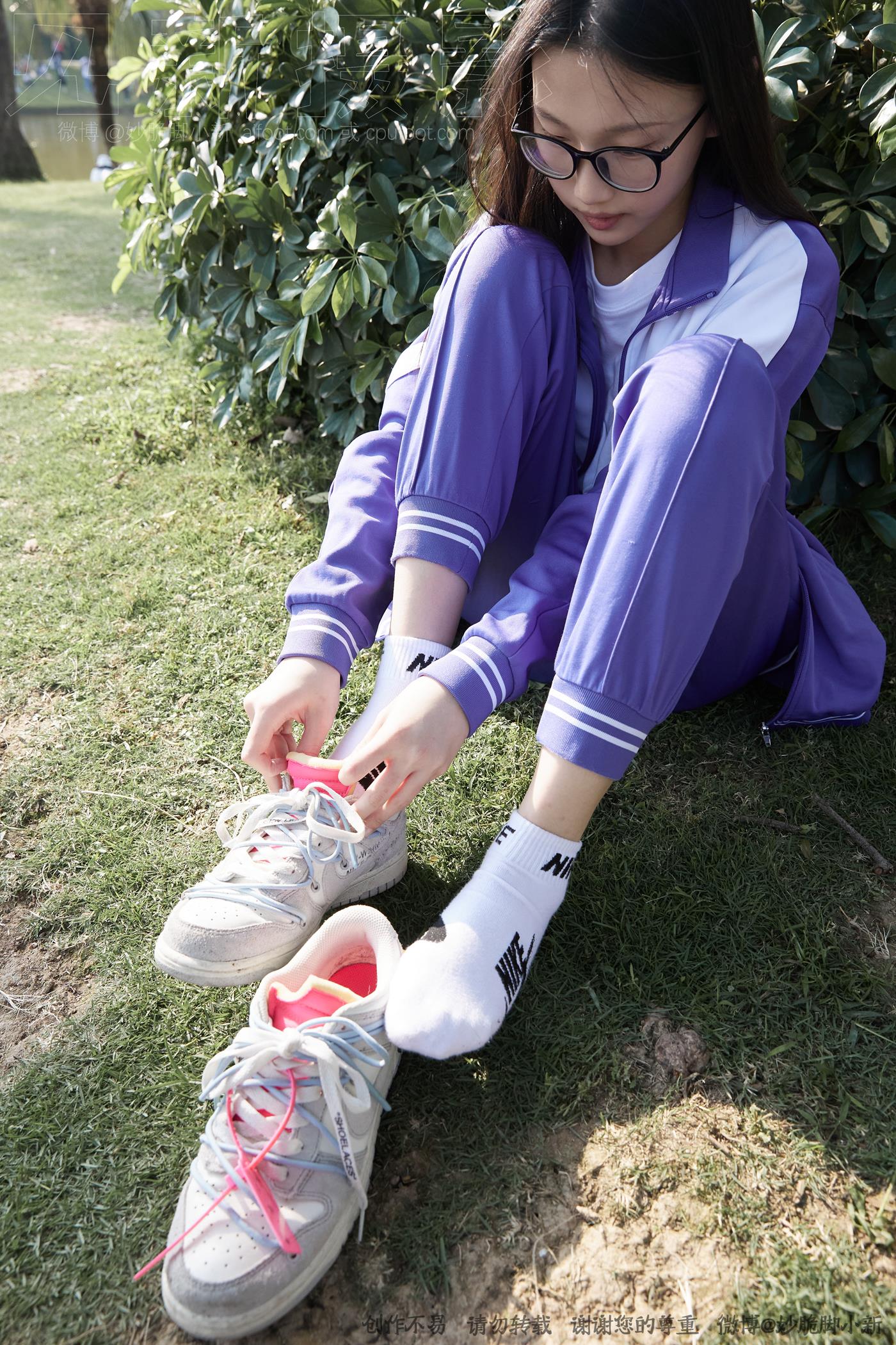 图片[20]-[见新摄影]NO.011 梦回学生时代 公园校服棉袜裸足[295P – 速更版-美库